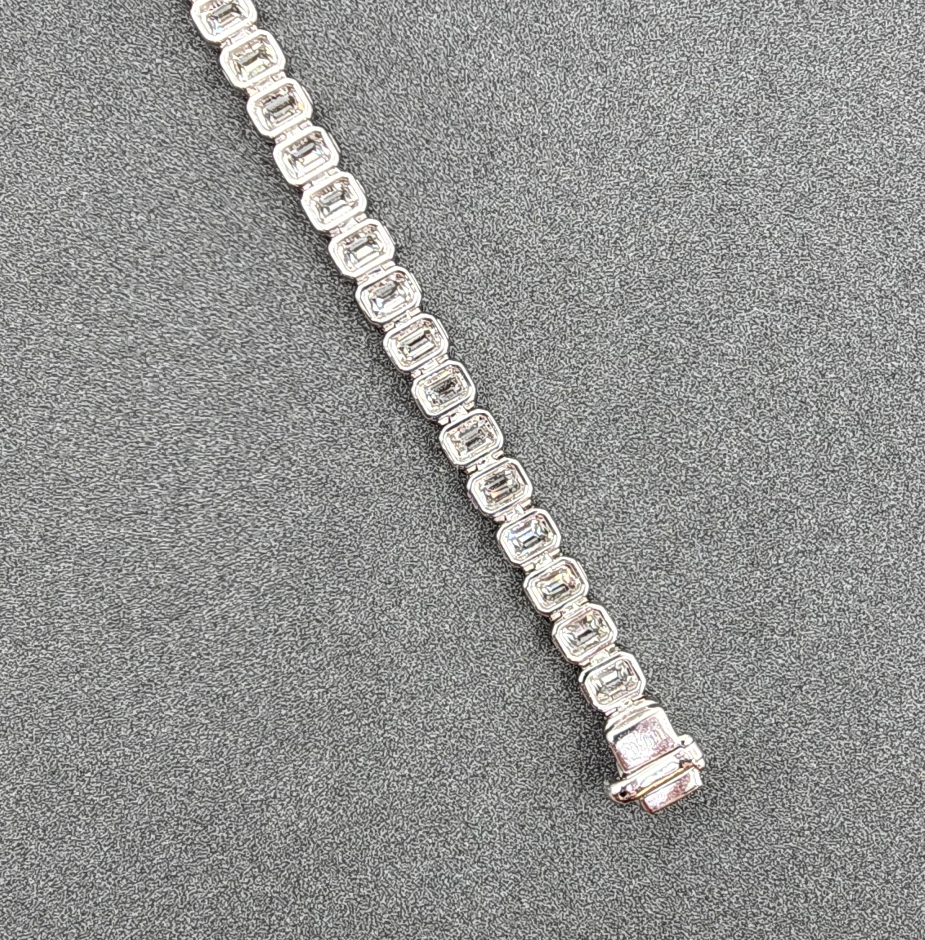 Pulsera de tenis engastada con bisel talla esmeralda de 7.84 ct en venta 1