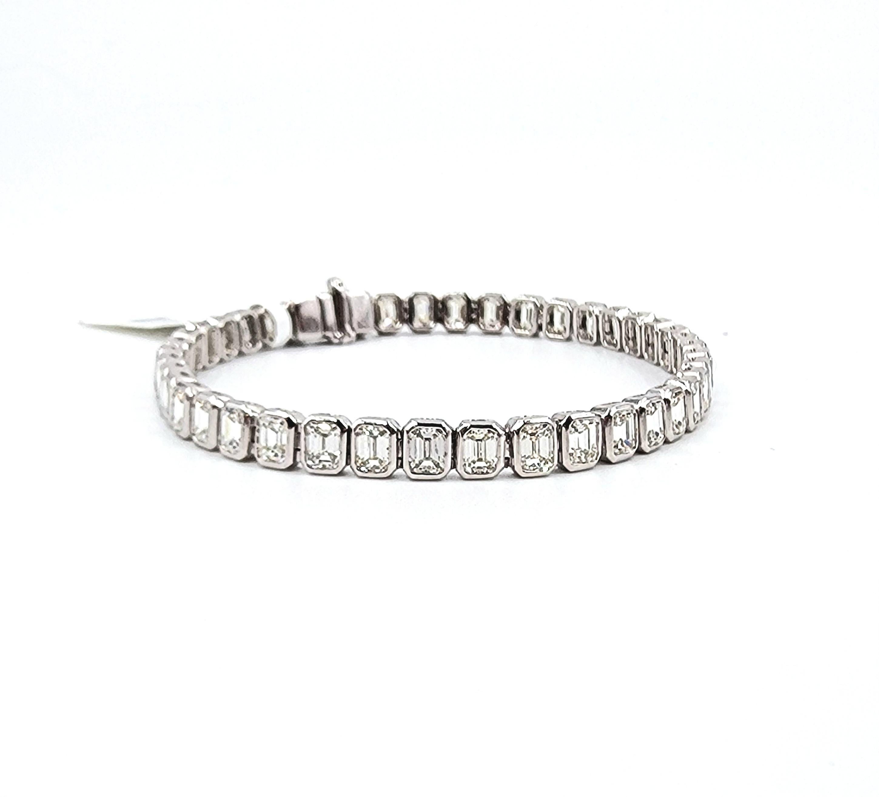 Pulsera de tenis engastada con bisel talla esmeralda de 7.84 ct en venta 2