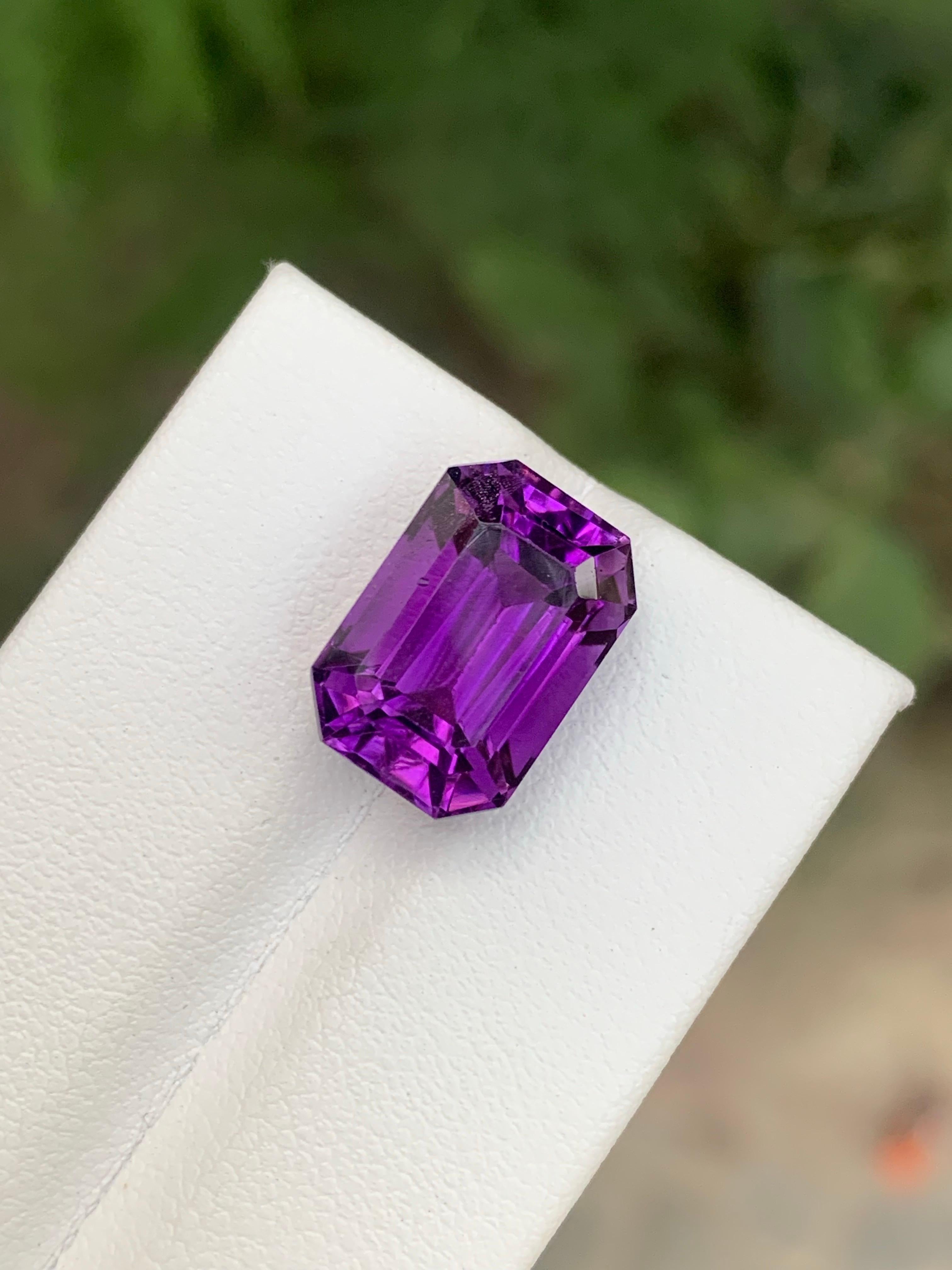 A. Stone: Ametista

Peso : 7,85 Carati
Dimensioni: 13,7 x 9,4 x 8,7 mm
Origine: Brasile
Forma: Smeraldo
Colore: viola
Trattamento: Non
Certificato: Su richiesta del cliente

L'ametista, una straordinaria varietà di quarzo di colore viola, è nota non