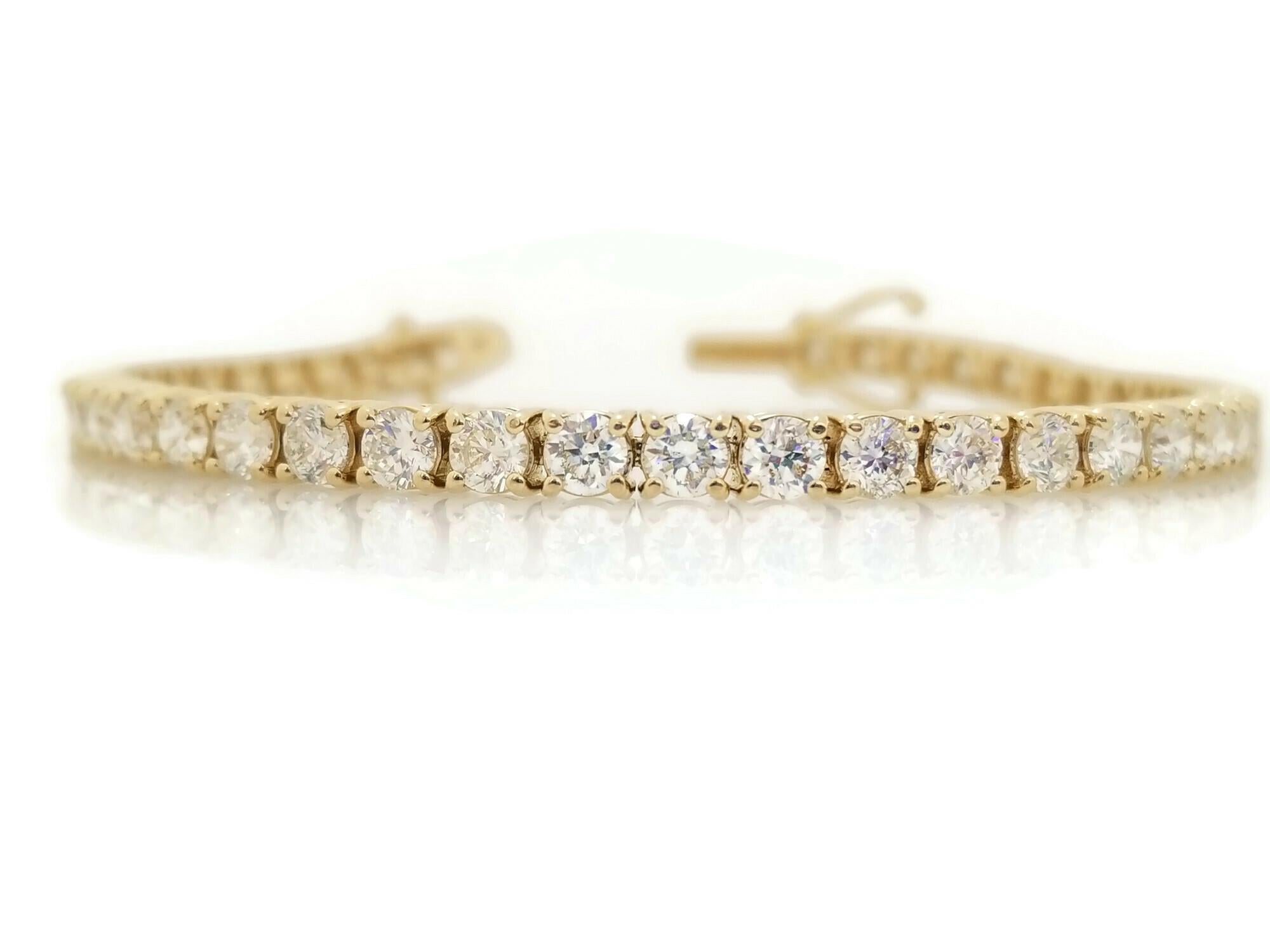 A quality tennis bracelet, round-brilliant cut diamonds. set on 14k yellow gold. each stone is set in a classic four-prong style for maximum light brilliance.
7 inch. Average Color H-I, Clarity VS-SI.
