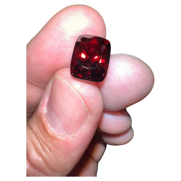 Spinal Red 7.85 Carat Vivid Red Spinel For Sale at 1stDibs