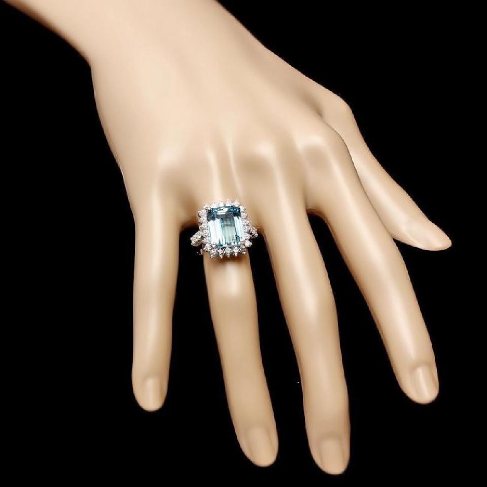 Women's 7.85 Carat Natural Aquamarine and Diamond 14 Karat Solid White Gold Ring For Sale