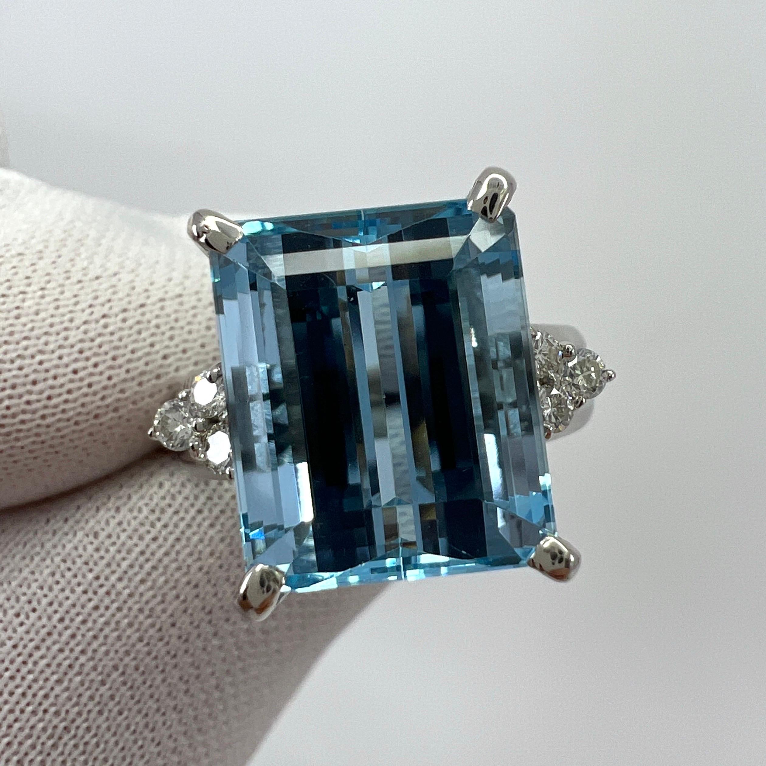 Anillo fino de aguamarina azul de Santa María y diamantes en platino.

Impresionante anillo de platino con una gran aguamarina azul intenso Santa María de 7,85 quilates. 
Una piedra de color fino con una claridad excelente y una talla de esmeralda