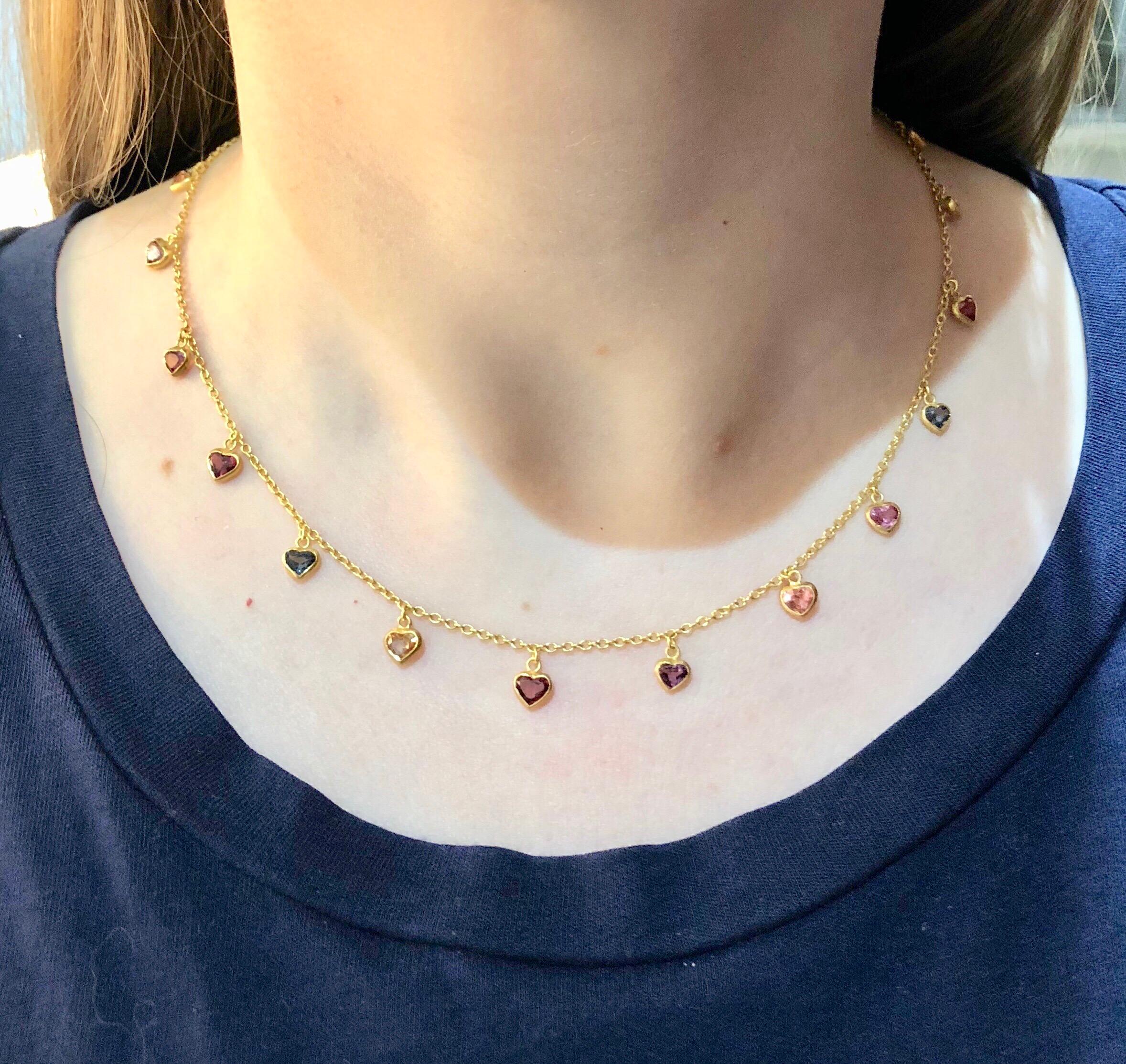 7.85cts Scrives Multicolour Heart Shape Spinels 22 karat Gold Necklace In New Condition For Sale In Paris, Paris