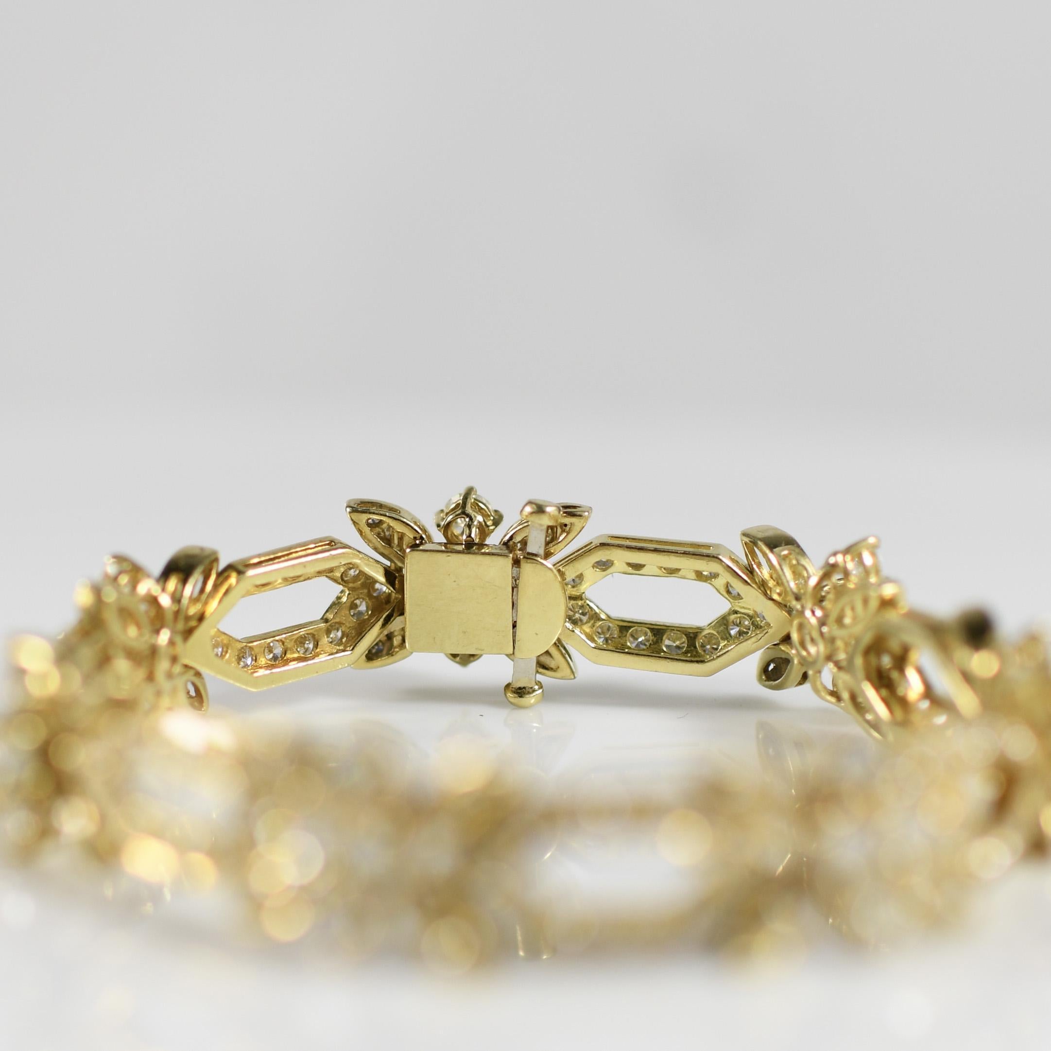 Dieses moderne Gliederarmband mit Diamanten hat ein Gesamtgewicht von 7,85 Karat und ist in luxuriösem 18-karätigem Gold gefasst. Das Armband zeigt ein elegantes florales Muster, wobei jedes Glied mit funkelnden Diamanten besetzt ist, die für eine