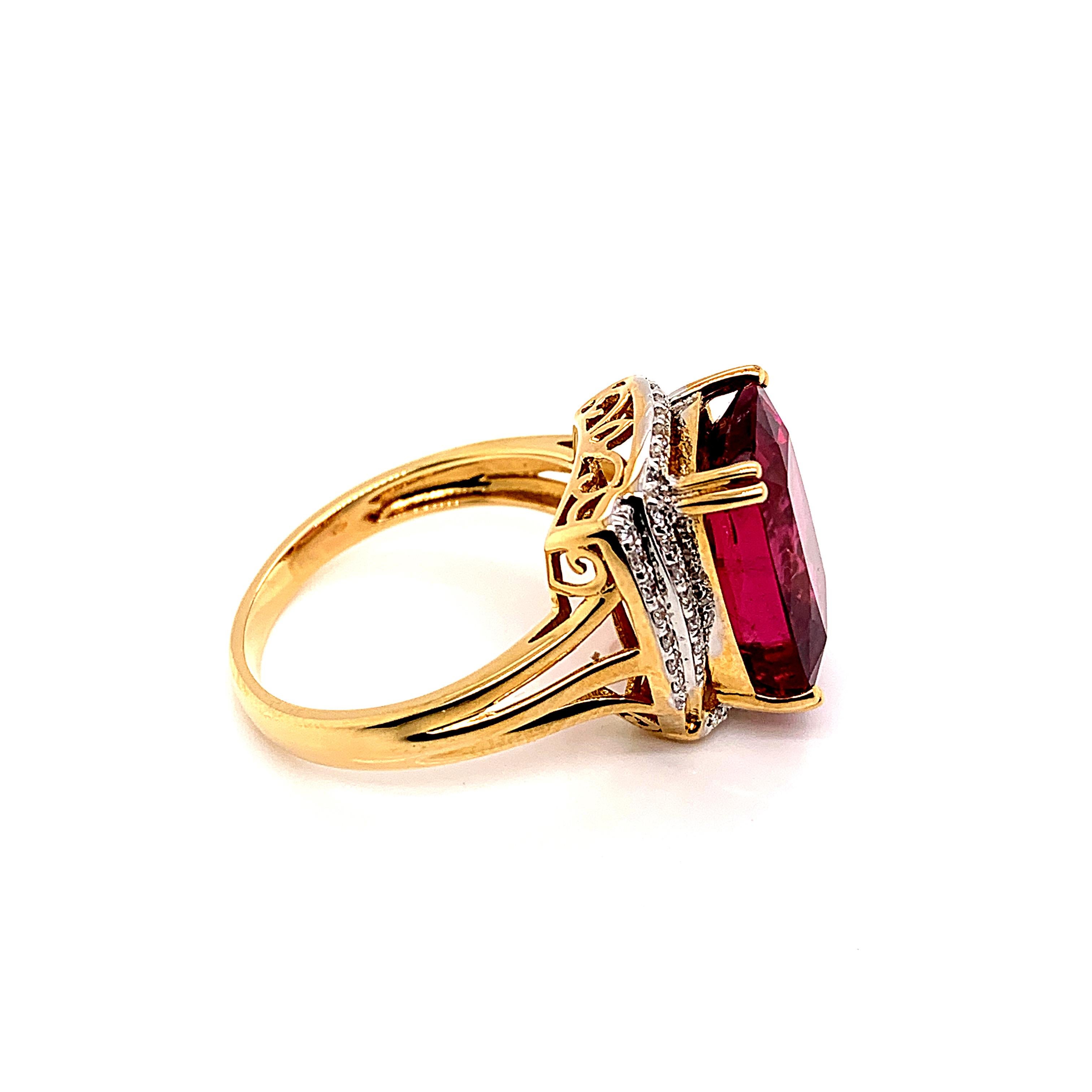 7,86 Karat Kissenförmiger Rubelit-Ring aus 18 Karat Gelbgold mit Diamanten (Kissenschliff) im Angebot