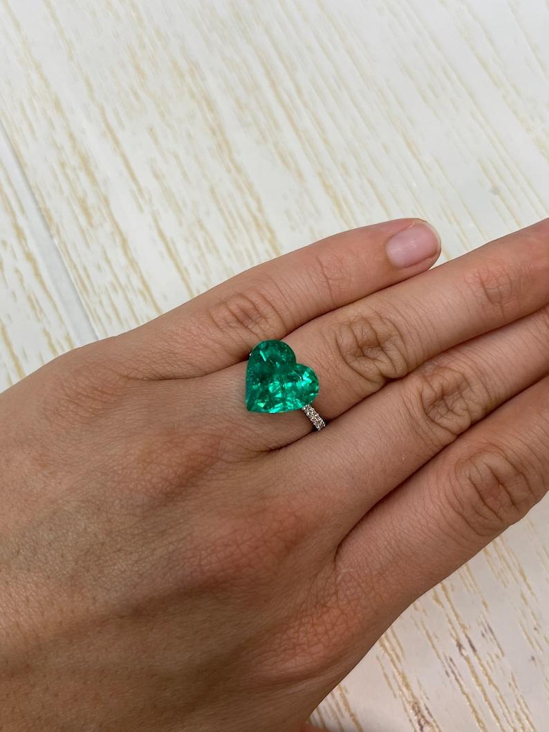 Esmeralda colombiana talla corazón de 7.86 quilates  AAA+ Muzo Verde 13x13,8 Gema Suelta en venta 4