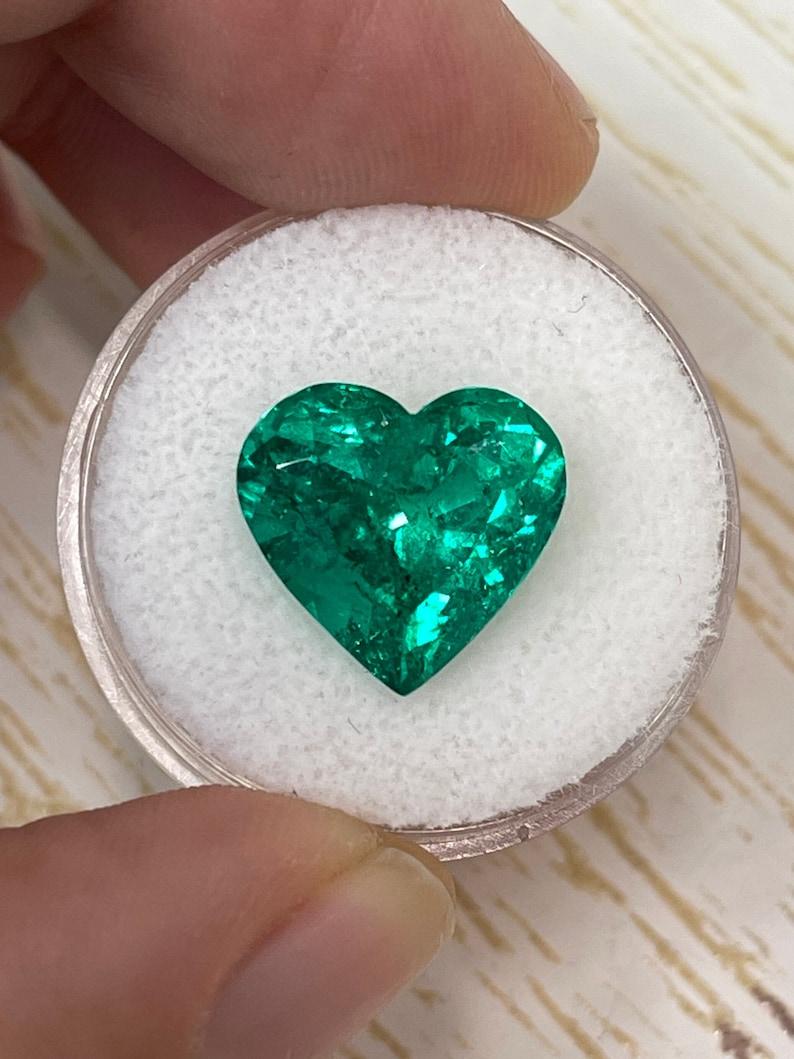 Piedra: Esmeralda
Peso: 7,86 quilates
Forma: Corte corazón
Claridad: Transparente
Lustre: Excelente/Muy bueno
Color: Verde vivo
Medidas: 13,06 mm x 13,80 mm x 9,18 mm
Origen geográfico: Colombia
Tratamiento: Natural, Engrasado

Observaciones: Debido
