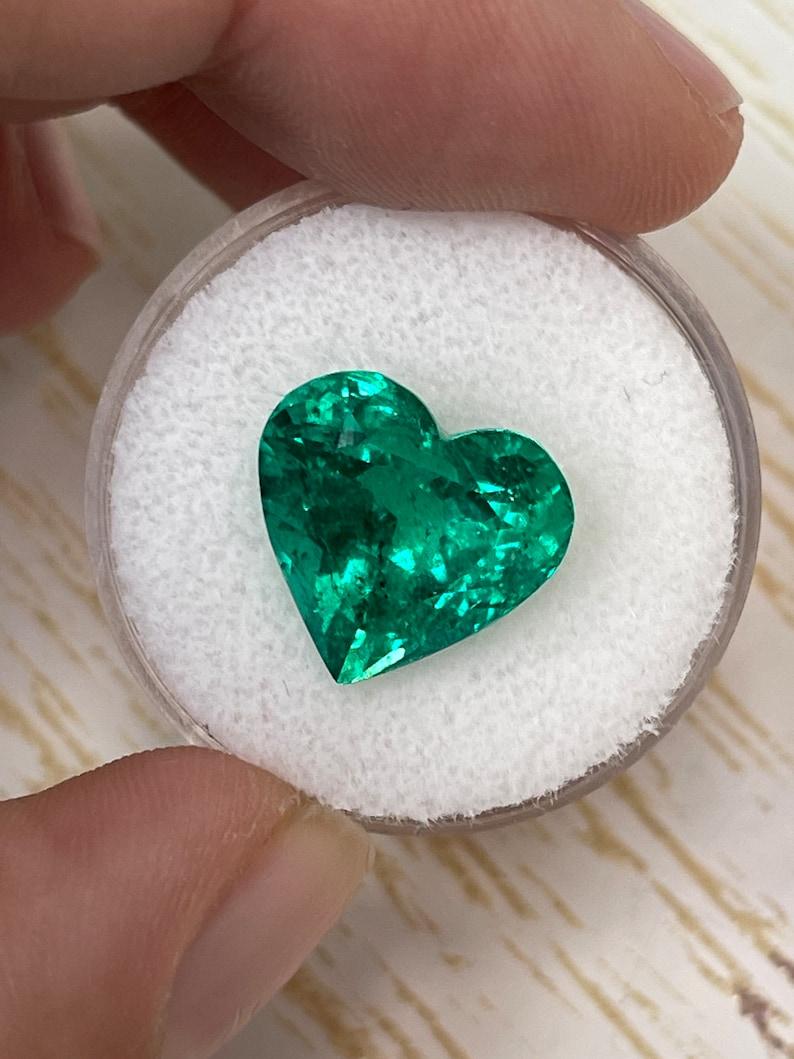Esmeralda colombiana talla corazón de 7.86 quilates  AAA+ Muzo Verde 13x13,8 Gema Suelta Moderno en venta