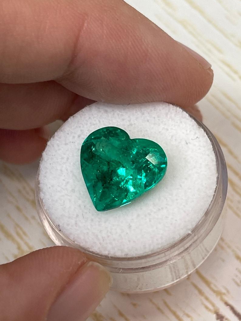 Esmeralda colombiana talla corazón de 7.86 quilates  AAA+ Muzo Verde 13x13,8 Gema Suelta Corte esmeralda en venta