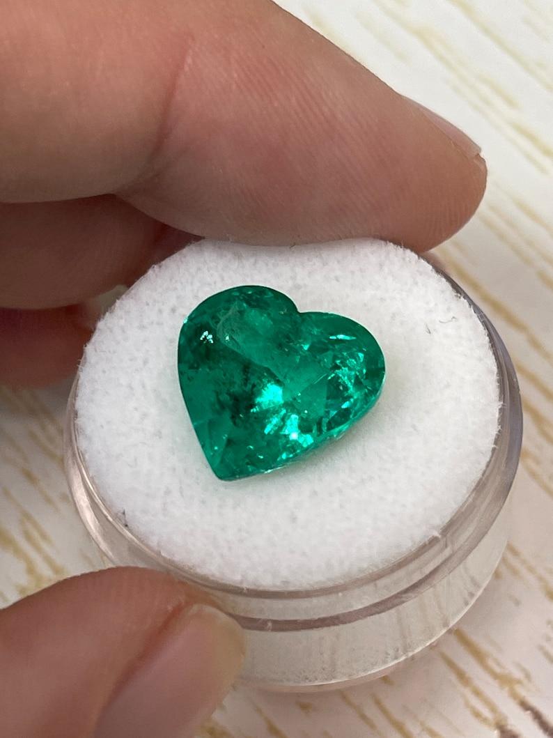 Esmeralda colombiana talla corazón de 7.86 quilates  AAA+ Muzo Verde 13x13,8 Gema Suelta en venta 1