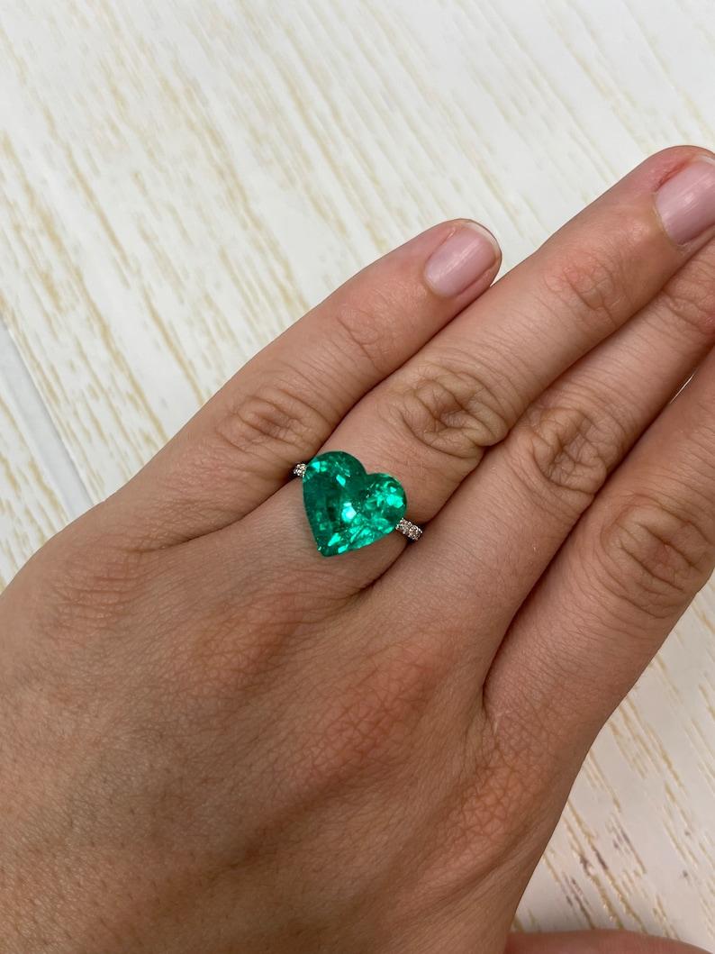 Esmeralda colombiana talla corazón de 7.86 quilates  AAA+ Muzo Verde 13x13,8 Gema Suelta en venta 3