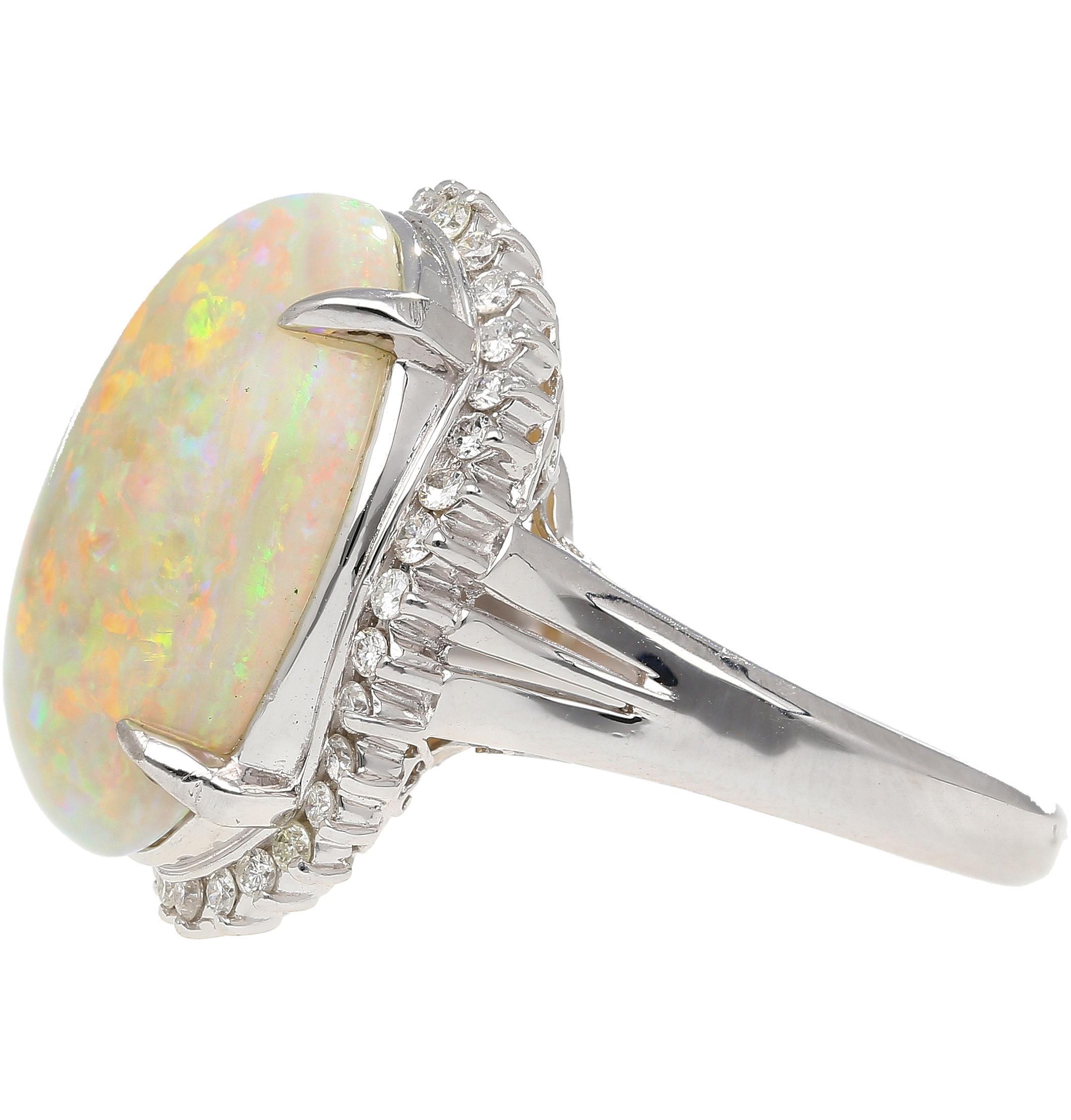 Platinring mit 7,86 Karat natürlichem weißem Opal und Diamant-Halo im Angebot 4