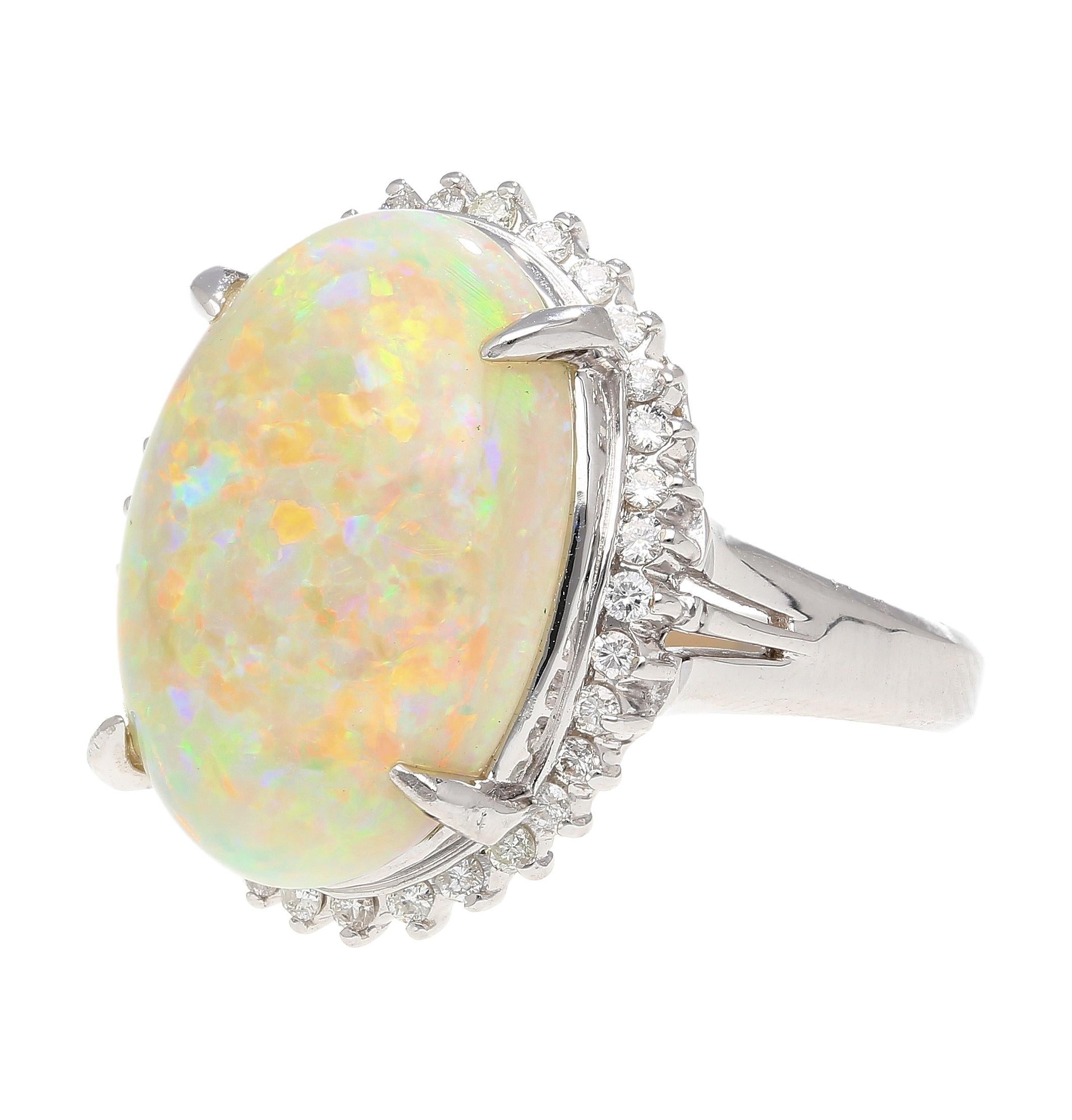 Platinring mit 7,86 Karat natürlichem weißem Opal und Diamant-Halo im Angebot 5