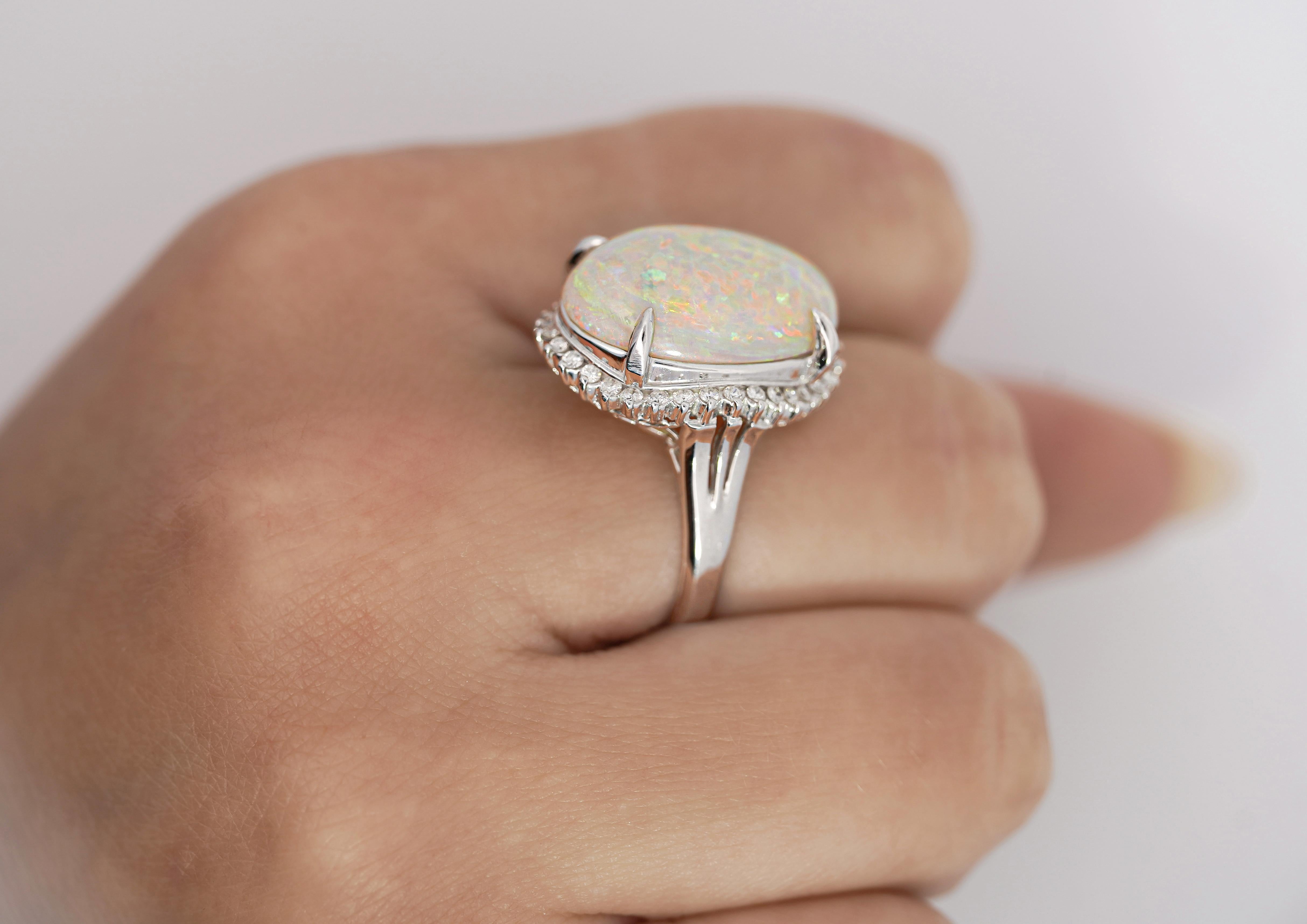 Platinring mit 7,86 Karat natürlichem weißem Opal und Diamant-Halo im Zustand „Neu“ im Angebot in Miami, FL