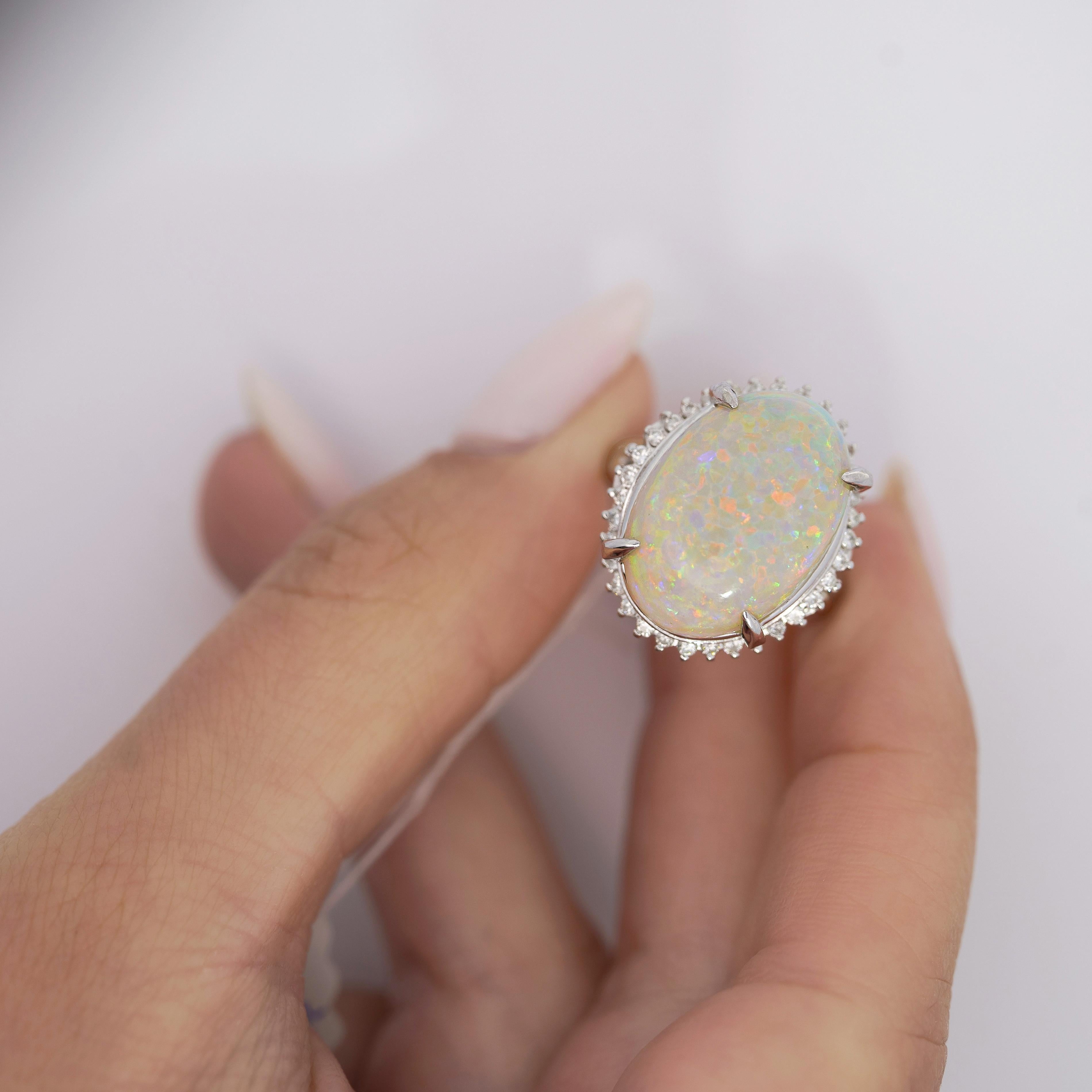 Platinring mit 7,86 Karat natürlichem weißem Opal und Diamant-Halo Damen im Angebot