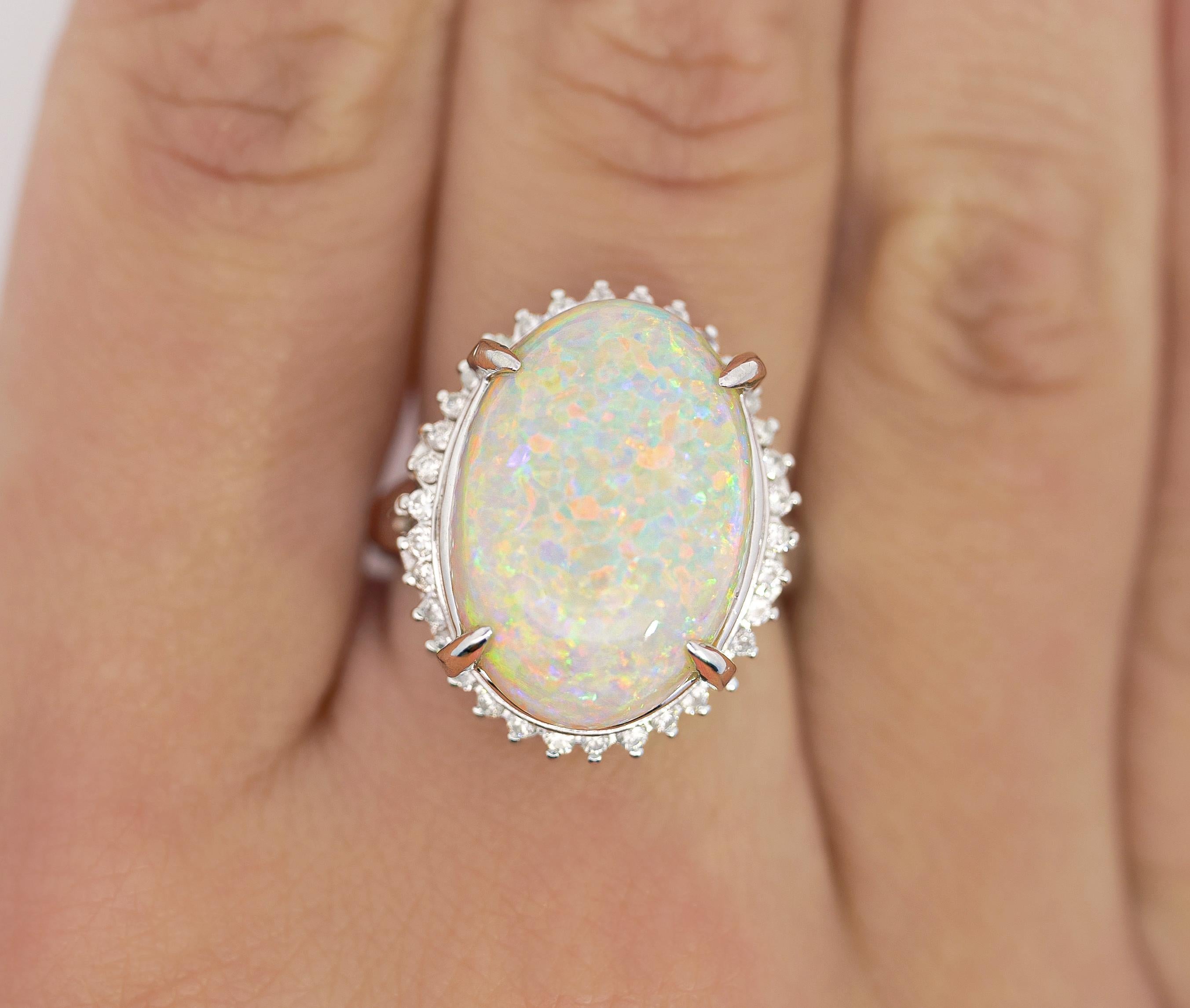 Platinring mit 7,86 Karat natürlichem weißem Opal und Diamant-Halo im Angebot 1