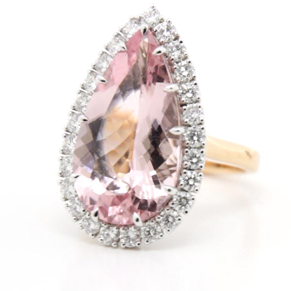 Blush Elegance: The Enchanting Morganite Halo Ring

This captivating ring is a breathtaking celebration of elegance and romance. At its heart lies a stunning 7.86-carat pink morganite, a gemstone renowned for its enchanting blush hue and remarkable