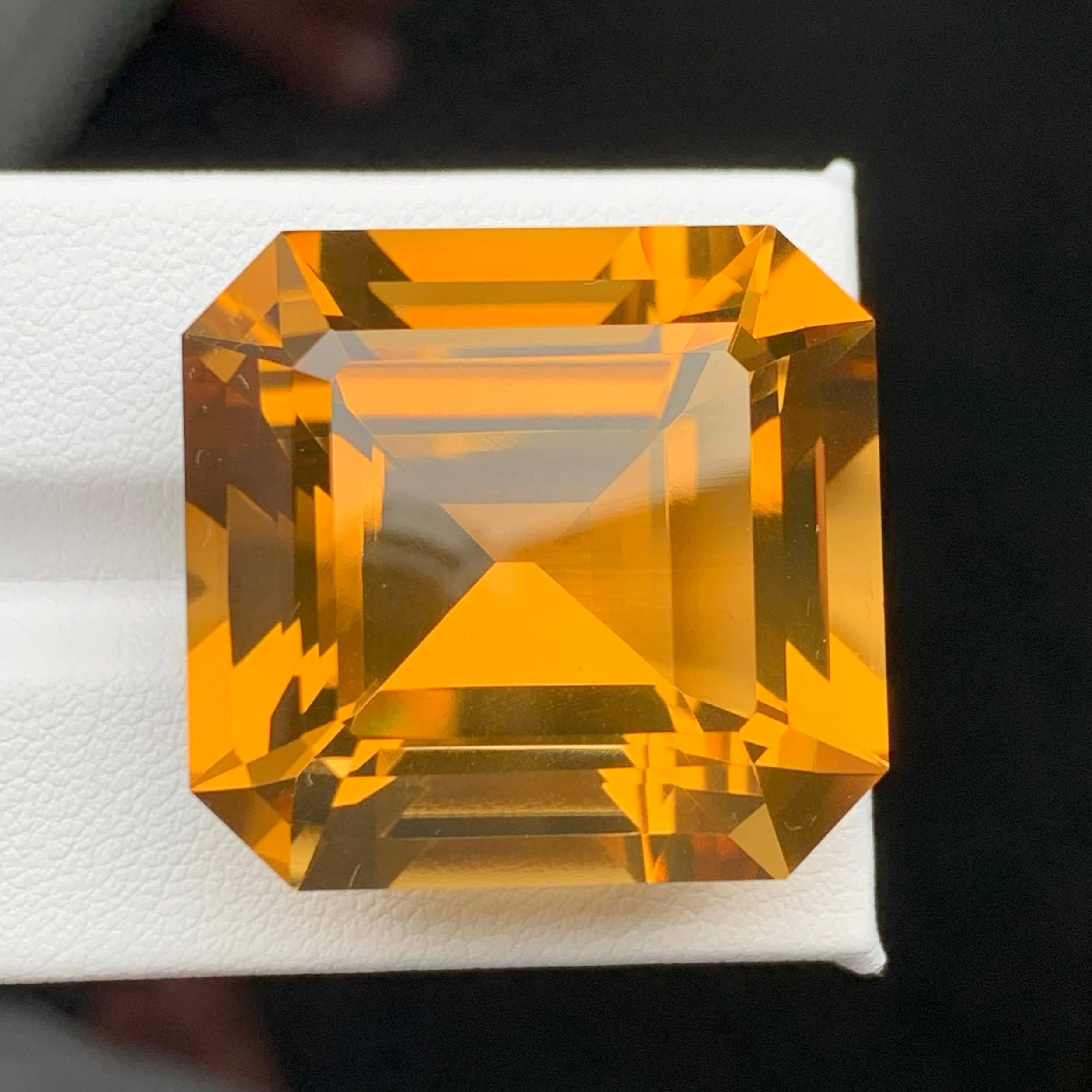 Gewicht 78,60 Karat 
Abmessungen 26,2x24,5x18,7mm
Behandlung Keine
Herkunft Brasilien 
Klarheit Loup Clean 
Formschnitt Asscher 




Der 78,60 Karat schwere, lose Feuer-Citrin ist ein wahrhaft bemerkenswerter Schatz, der mit seinem feurigen