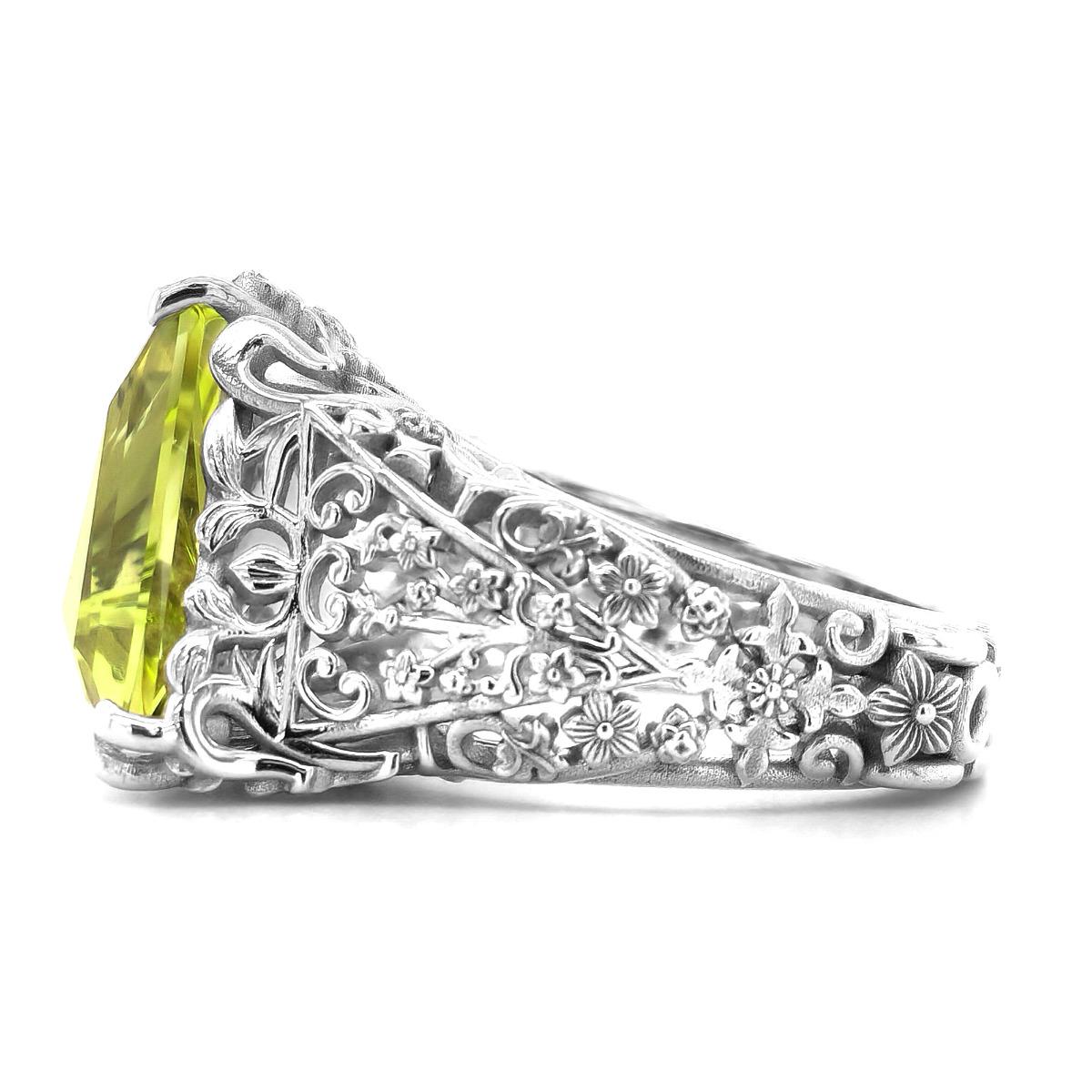 Eingefasst in 18 Karat Weißgold ist dieser warme und doch glänzende grünlich gelbe Beryll ein Edelstein, den sie lieben wird. Ein gut geschliffener Edelstein, dessen Majestät sie vor Farbe erröten lassen wird. Mit seiner dreieckigen Form, einem