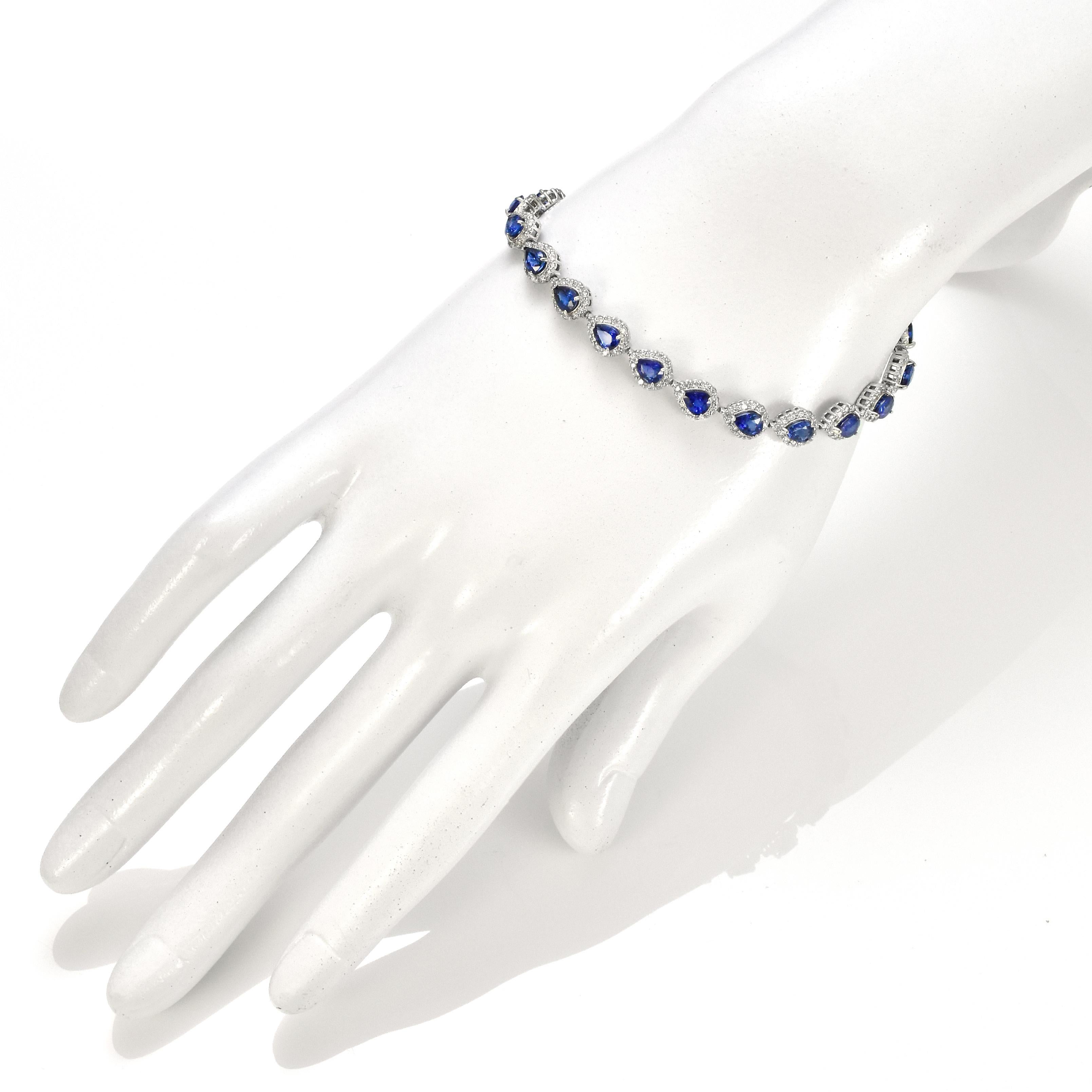 Une bague magnifique avec des saphirs naturels de 7,87 carats et des accents de diamants de 1,63 carats sertis dans du platine. Les saphirs ont une durabilité extraordinaire - ils excellent en termes de dureté ainsi que de résistance et de