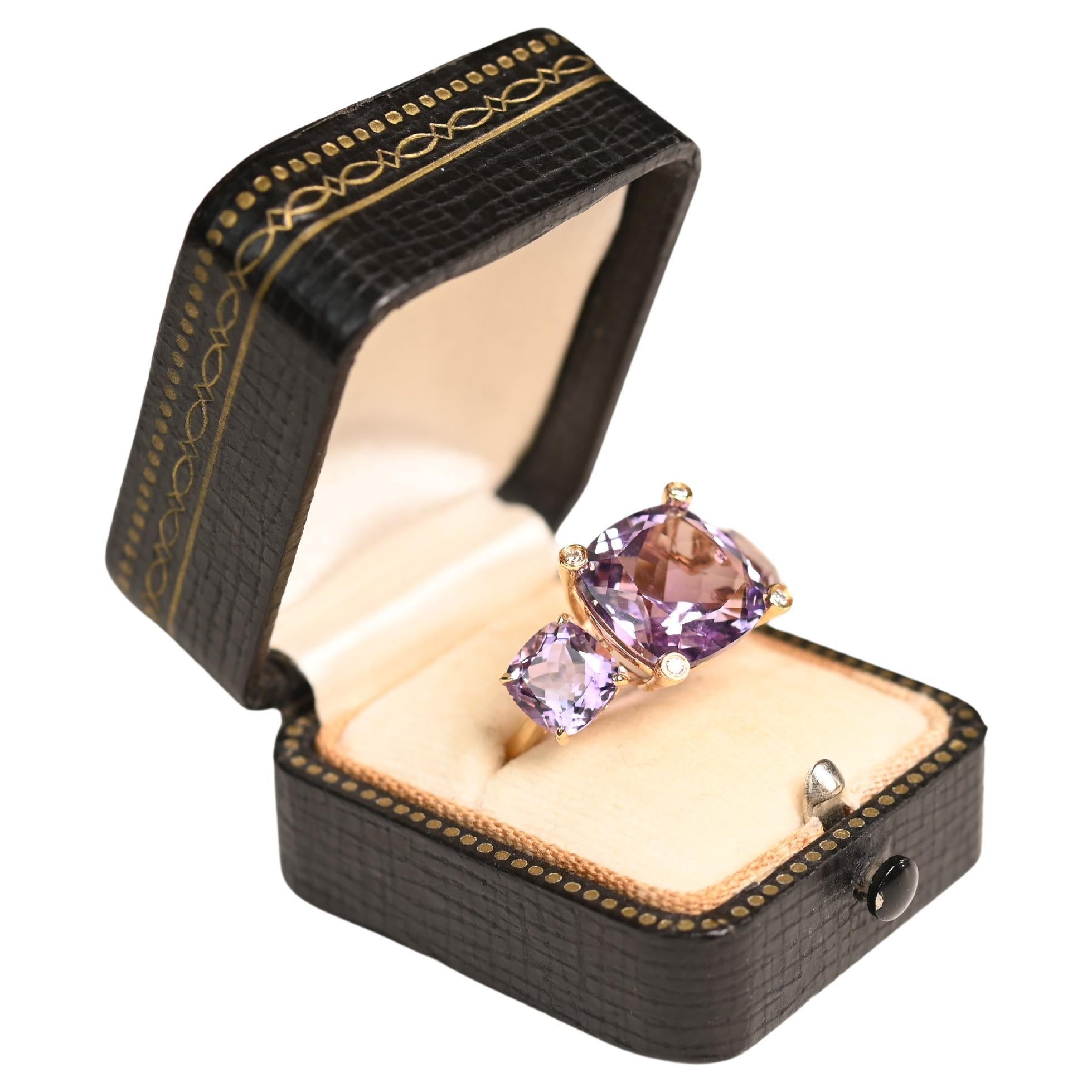 Amethystring mit drei Steinen im Kissenschliff ( ca. 7,80 Karat), Gelbgold