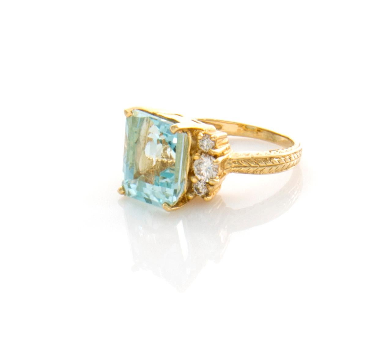 Women's 7.88 Total Carat Weight Natural Aquamarine and Diamond Ring 14 Karat Yellow Gold For Sale