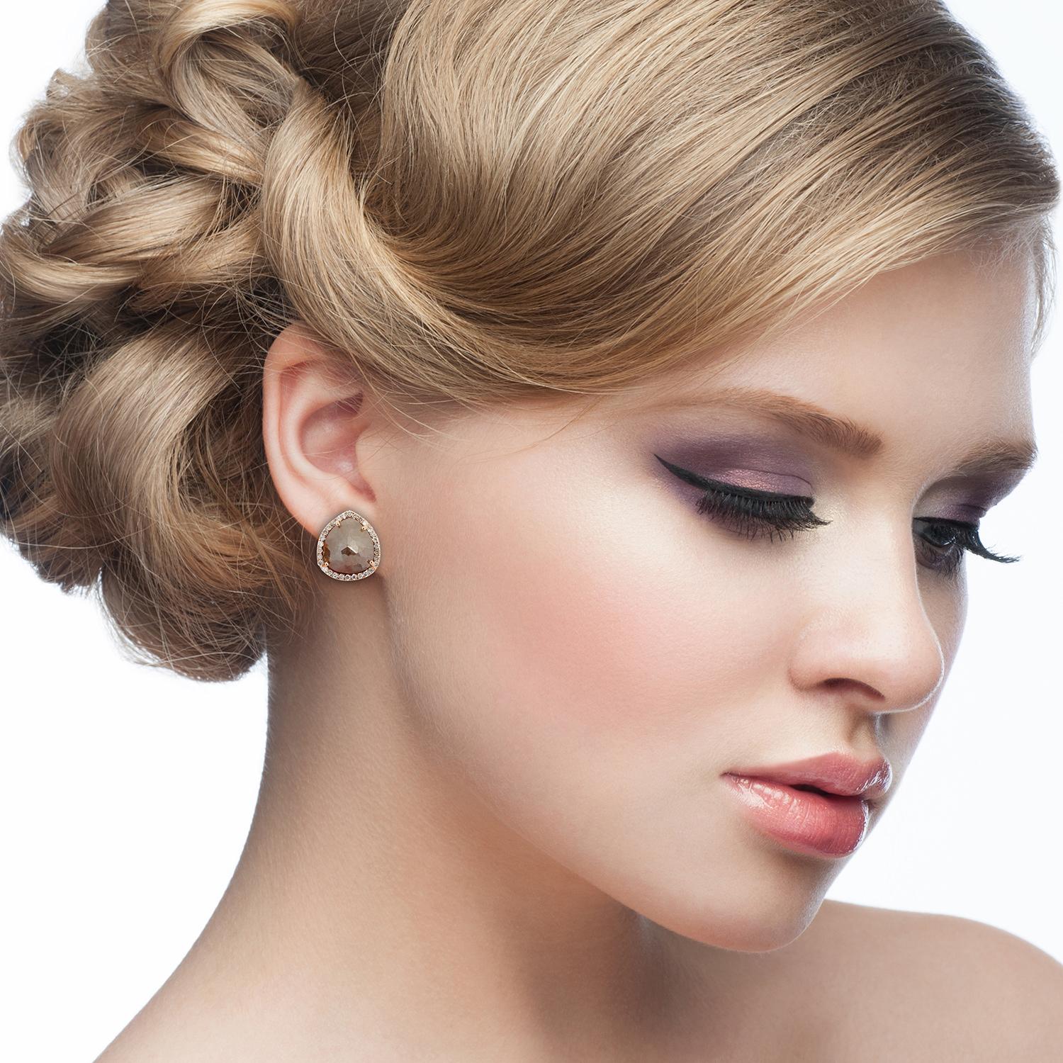 Taille poire Clous d'oreilles en or 18 carats avec diamants fantaisie de 7,89 carats en vente