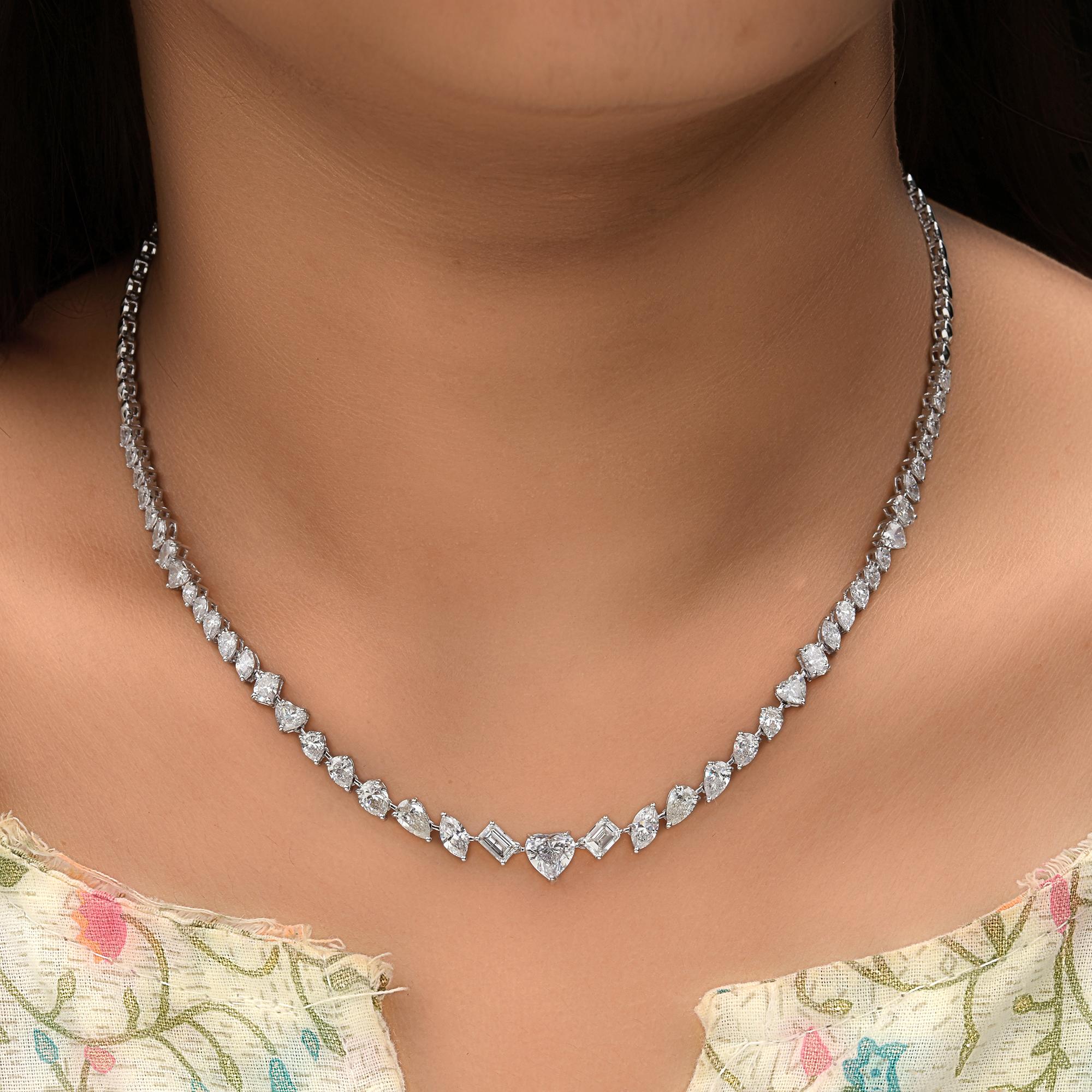 Collana a catena con diamanti naturali da 7,89 carati in oro bianco 14k Tutte le tariffe pagate
Questo pezzo mozzafiato presenta una fila ininterrotta di diamanti a taglio misto con un diamante a taglio cuore al centro. 
I diamanti sono un simbolo