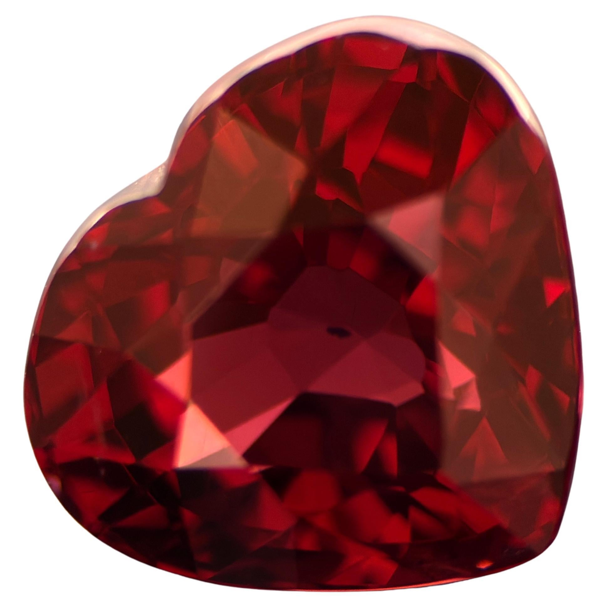 Grenat naturel de 7,89 carats - taille cœur, rouge profond, brillance exceptionnelle
