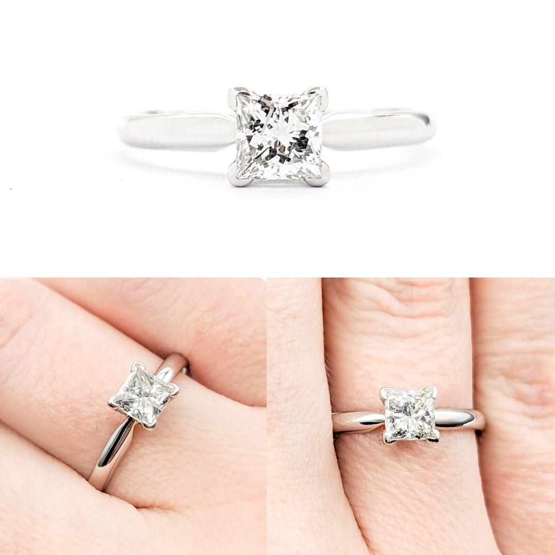 .78 Karat Diamant Solitär Verlobungsring mit Prinzessinnenschliff

Dieser klassische Verlobungsring ist aus 14-karätigem Weißgold gefertigt und verfügt über einen Diamanten im Prinzess-Schliff von 0,78 Karat, Reinheit I1 und Farbe E. Dieser Ring hat