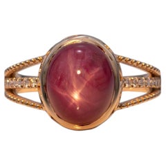 Anello con rubino a stella da 7,8 carati in cabochon e diamanti estratti dalla terra: oro massiccio 14K