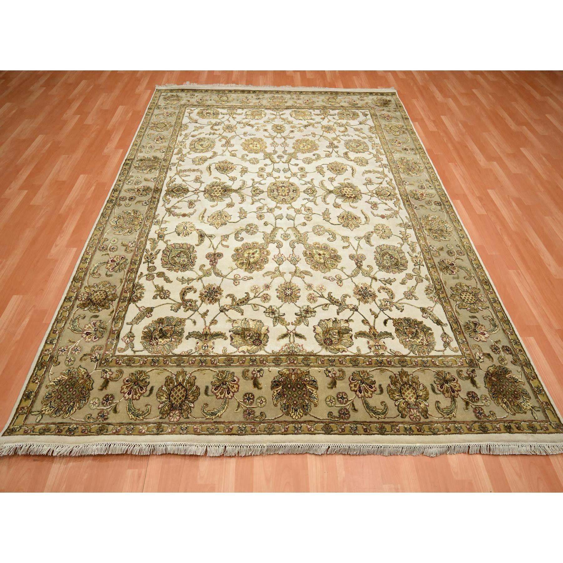 Chiffon blanc, Rajasthan avec motif de feuilles sur tout le pourtour, laine et soie, poils doux, épais et pelucheux, noué à la main, tapis oriental
Matériaux primaires : Laine et soie
Latex : Pas de poils 
hauteur : 0,25 pouces
Style :