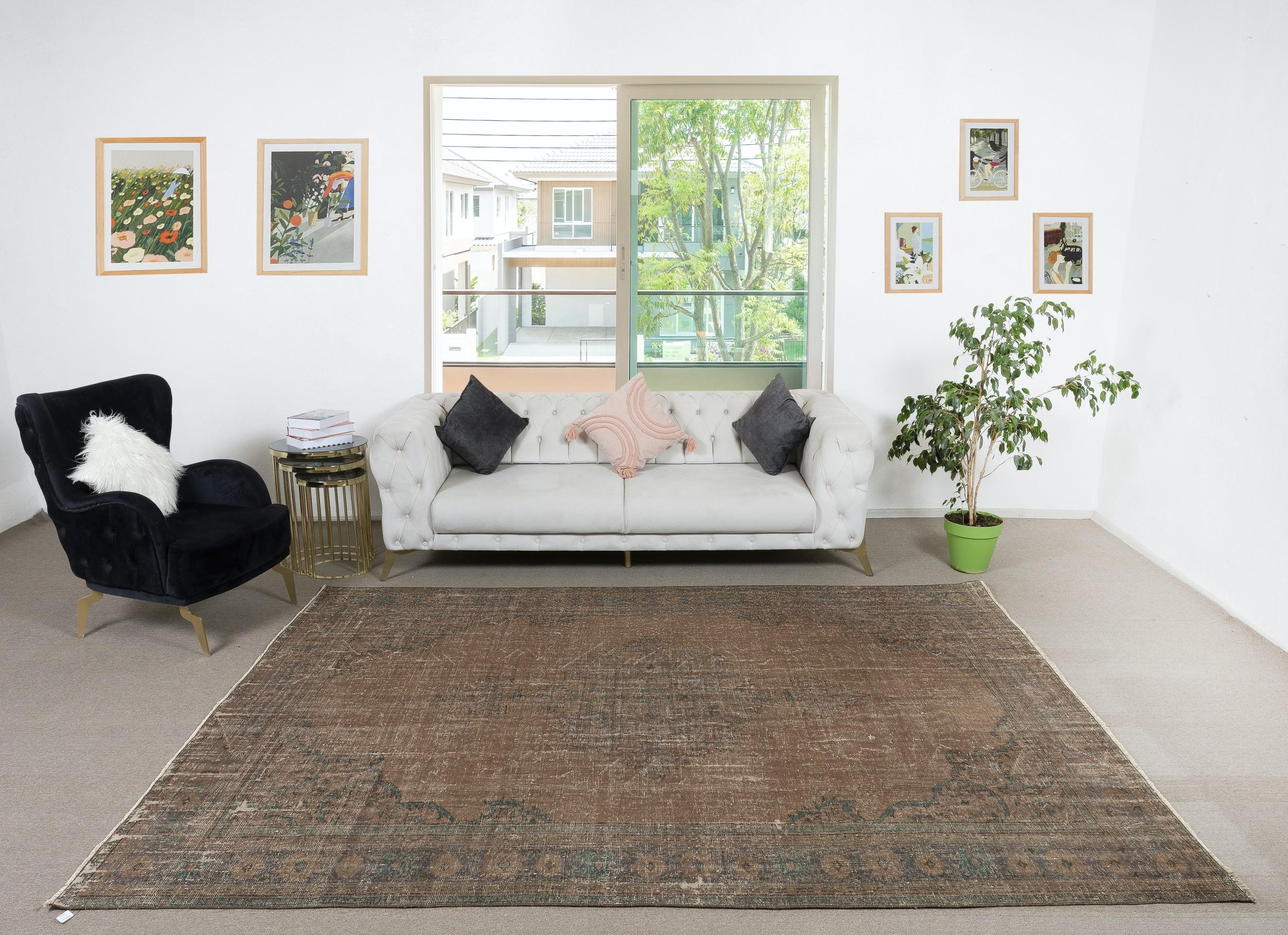 Nuestras alfombras sobreteñidas son todas piezas vintage anudadas a mano que se recrean en nuestro taller para atender a una gama más amplia de opciones de interiorismo, desde moderno a costero, desde industrial a rústico/cottage. Estas alfombras de