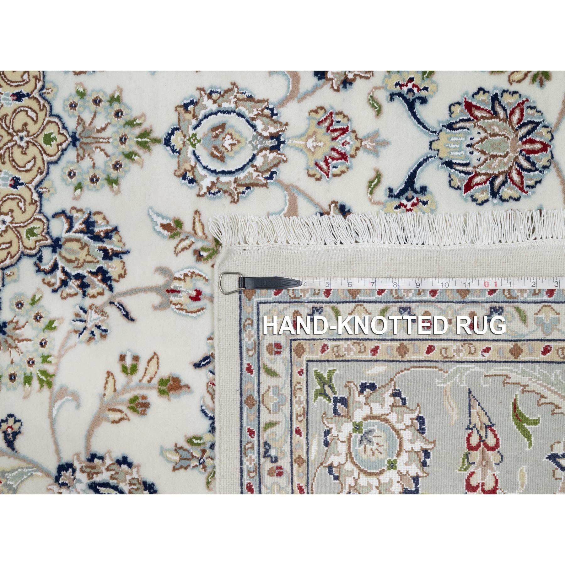 Tappeto Nain bianco con design floreale annodato a mano 250 KPSI in lana e seta in vendita 3