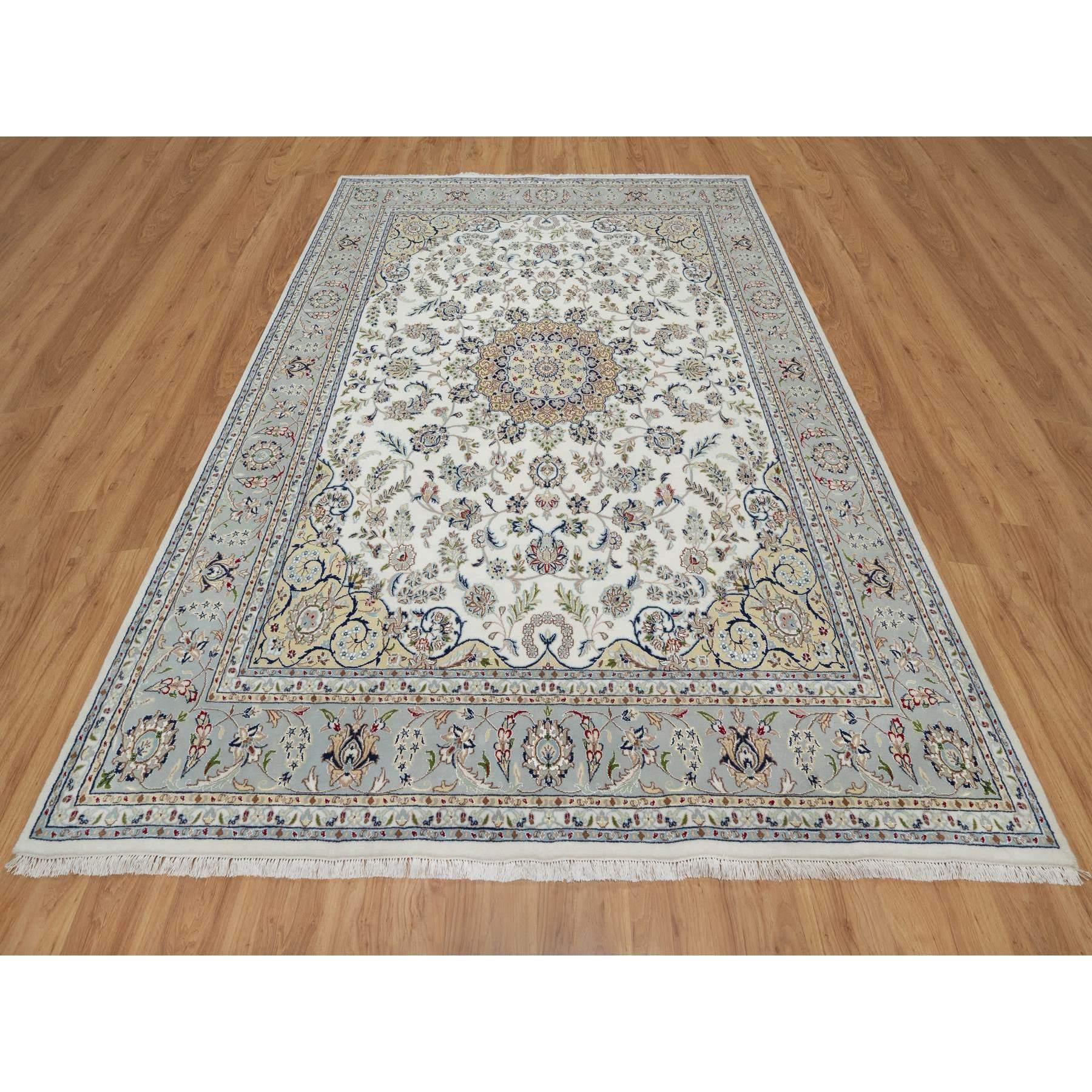 Daisy White, Nain con disegno centrale a medaglione, Annodato a mano, 250 KPSI, Lana e seta, Tappeto orientale
Materiali primari: Lana e seta
Lattice: No Pile 
altezza: 0,25 pollici
Stile: Tradizionale
Colore primario: Avorio
Colori secondari: