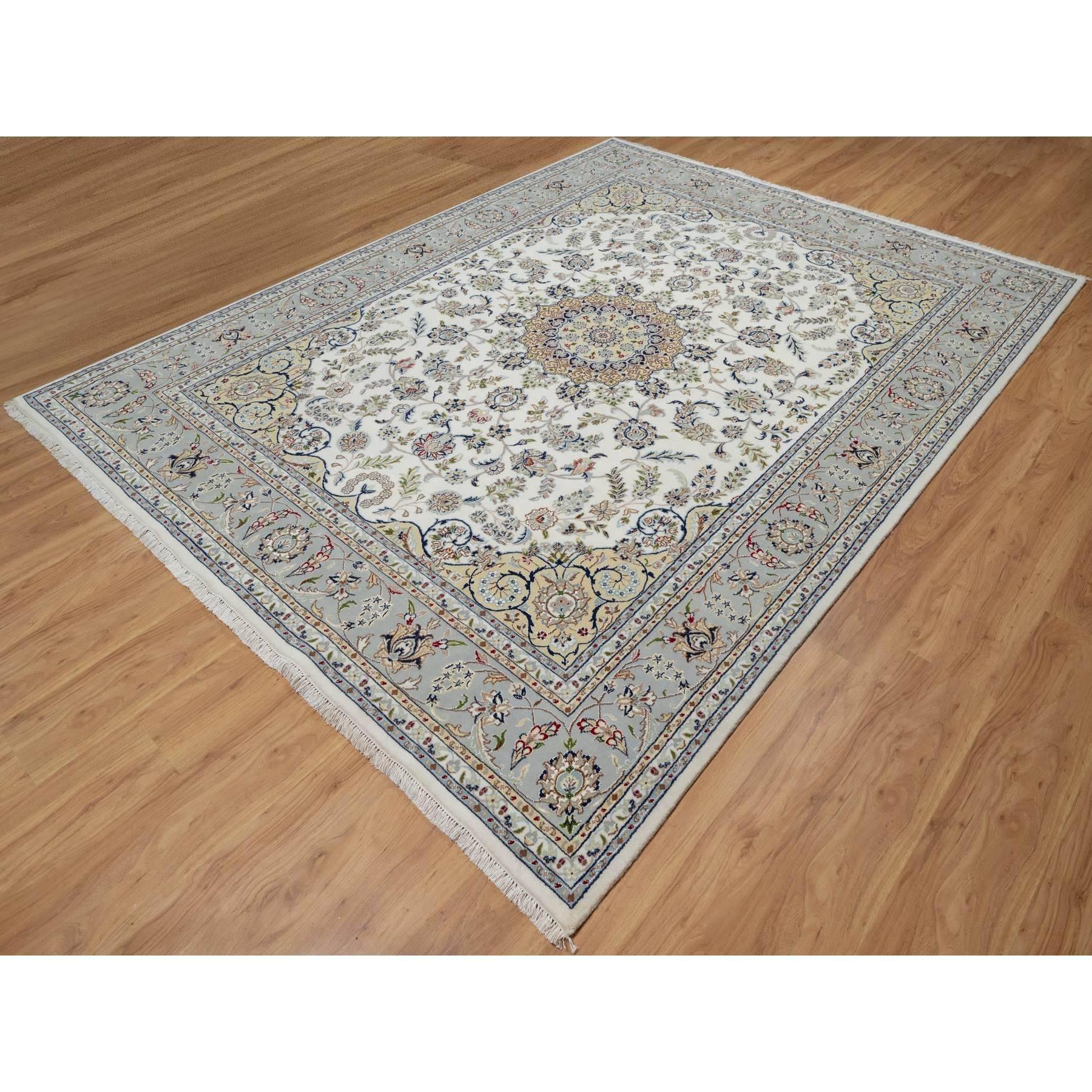 Medievale Tappeto Nain bianco con design floreale annodato a mano 250 KPSI in lana e seta in vendita