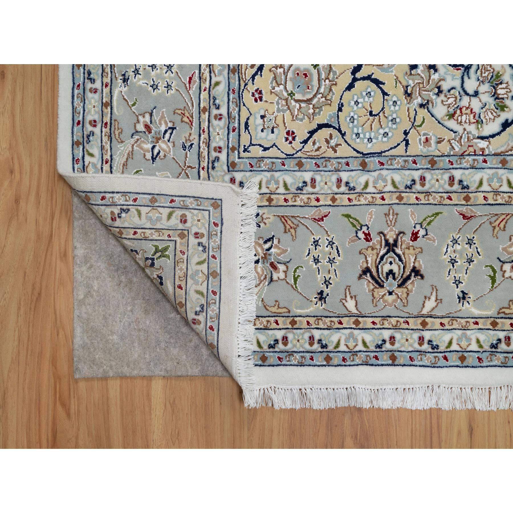 Indiano Tappeto Nain bianco con design floreale annodato a mano 250 KPSI in lana e seta in vendita