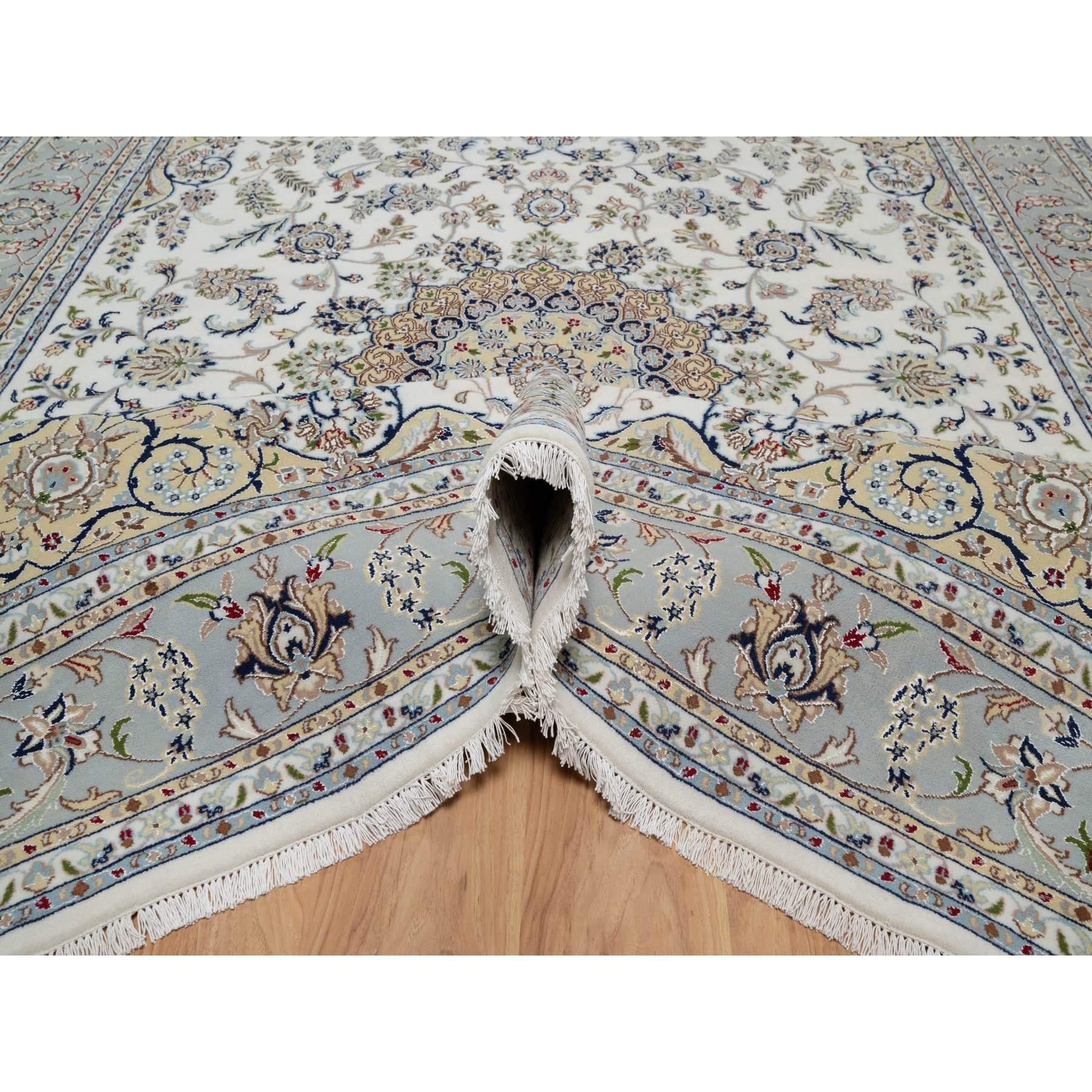 Annodato a mano Tappeto Nain bianco con design floreale annodato a mano 250 KPSI in lana e seta in vendita