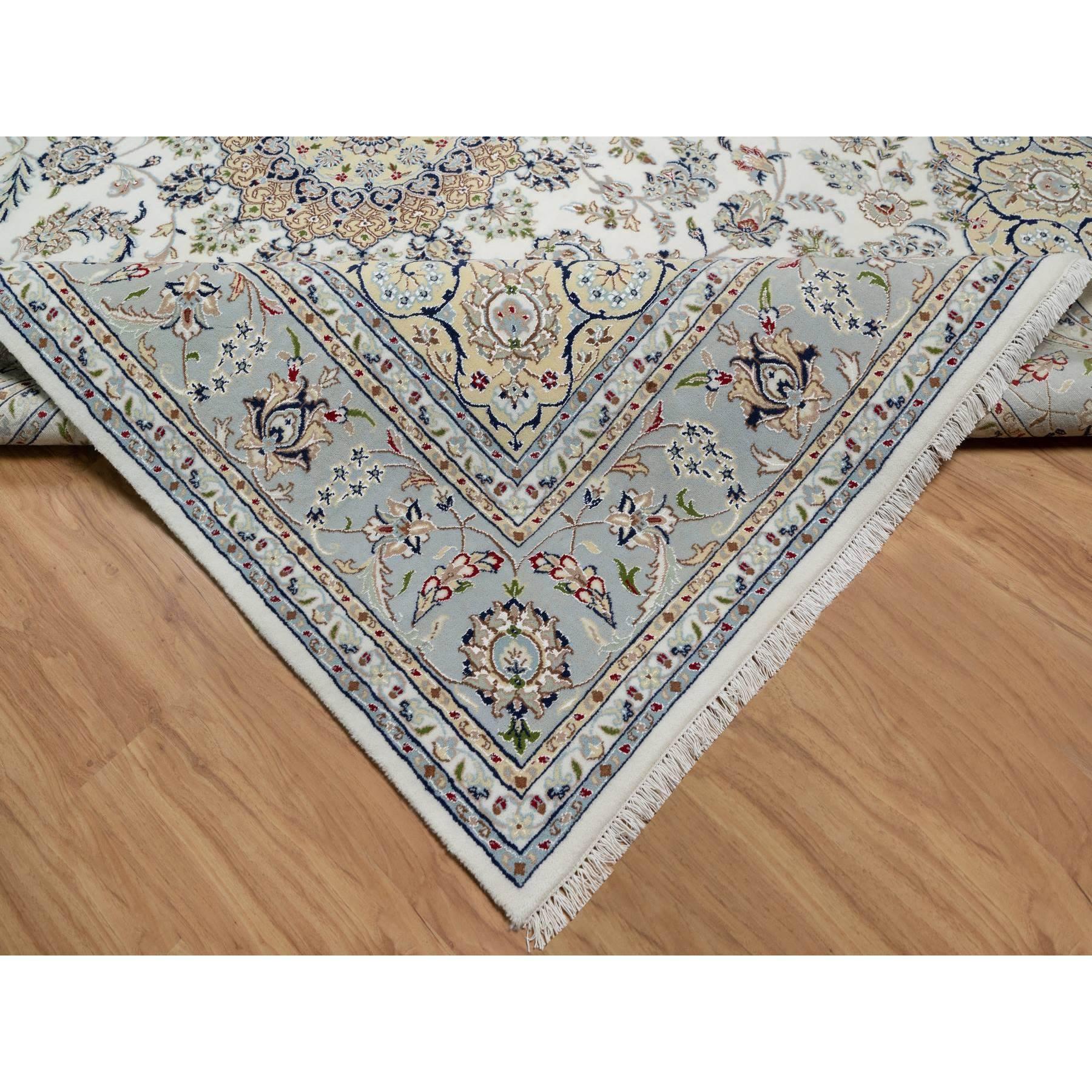 Tappeto Nain bianco con design floreale annodato a mano 250 KPSI in lana e seta In condizioni Nuovo in vendita a Carlstadt, NJ