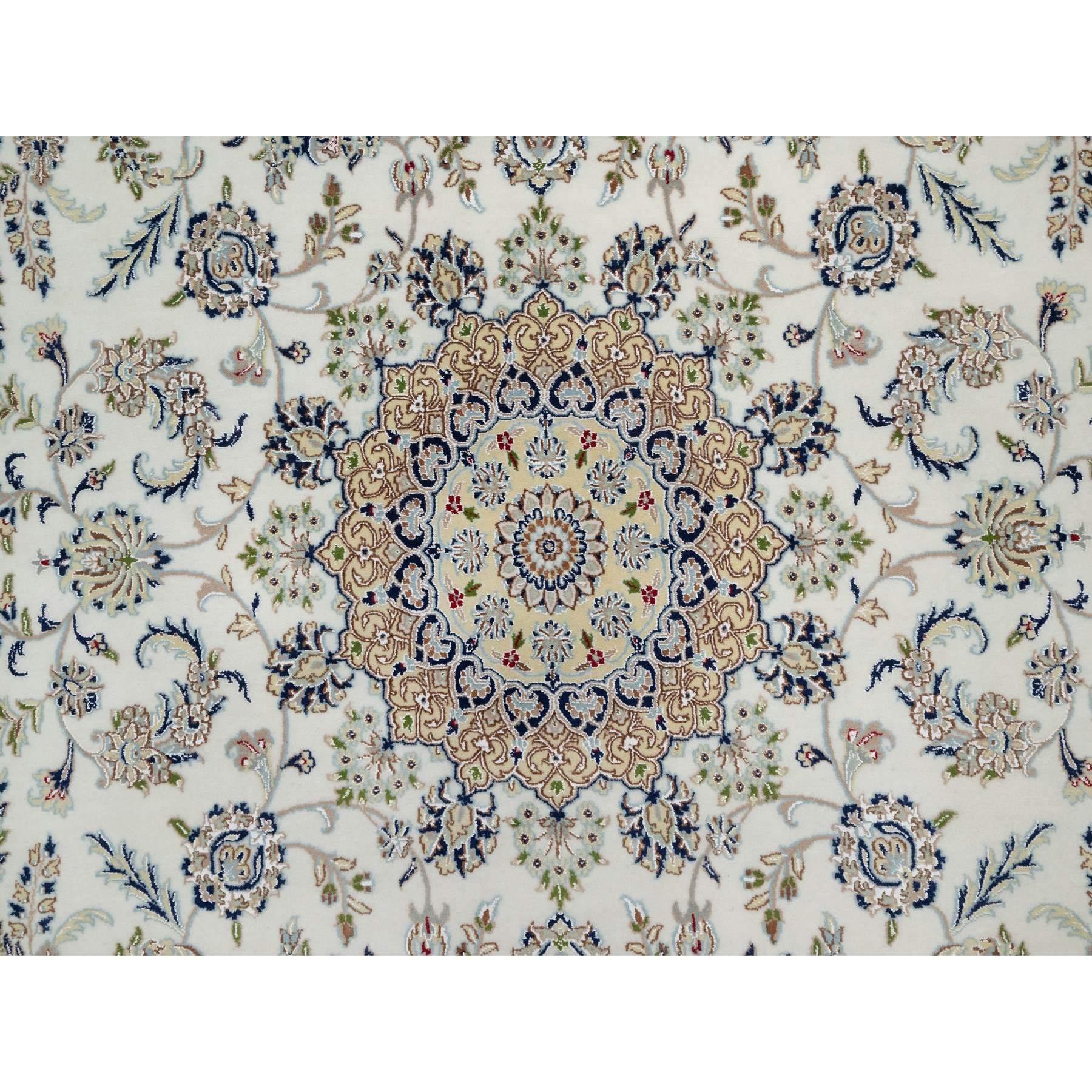 Seta Tappeto Nain bianco con design floreale annodato a mano 250 KPSI in lana e seta in vendita