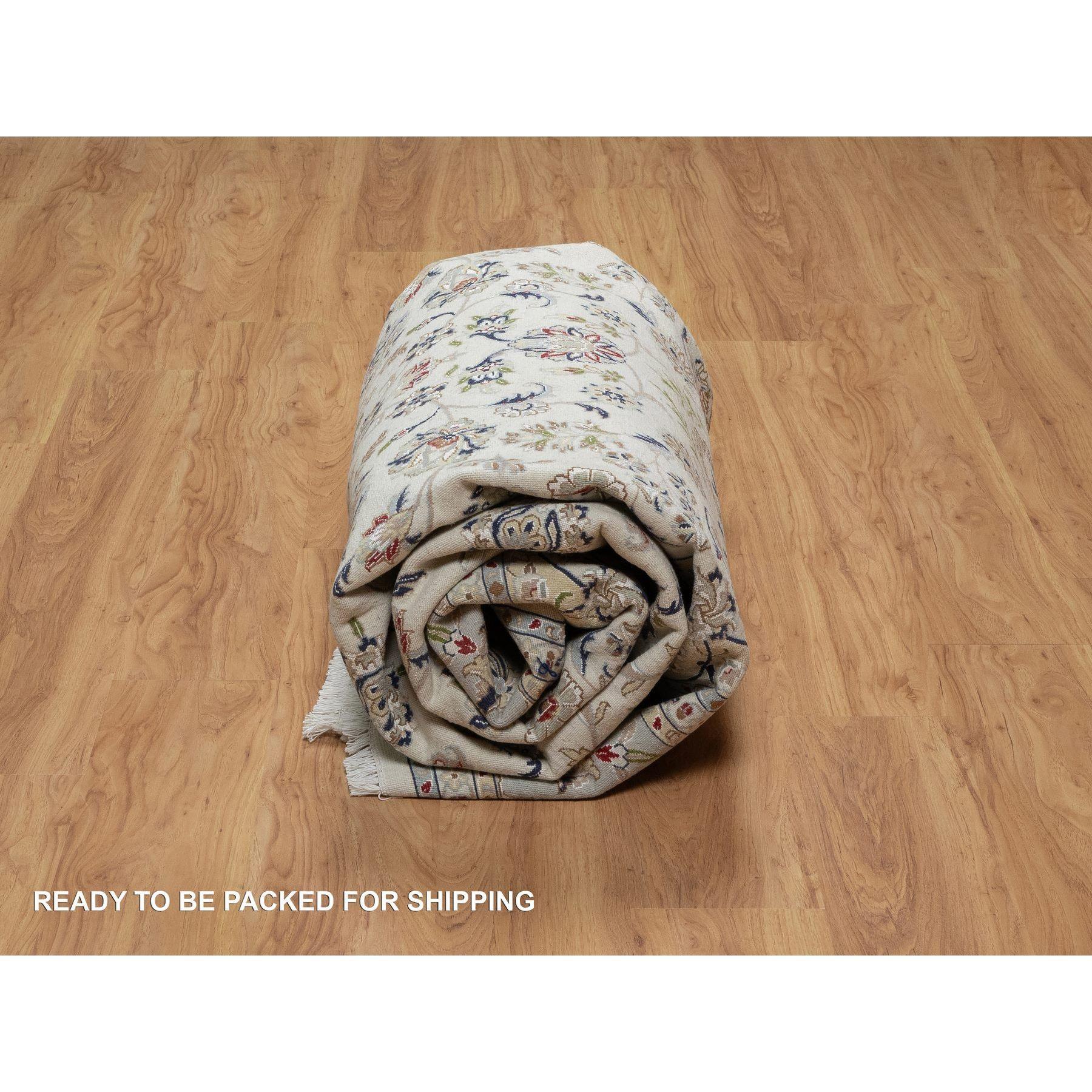 Tappeto Nain bianco con design floreale annodato a mano 250 KPSI in lana e seta in vendita 1