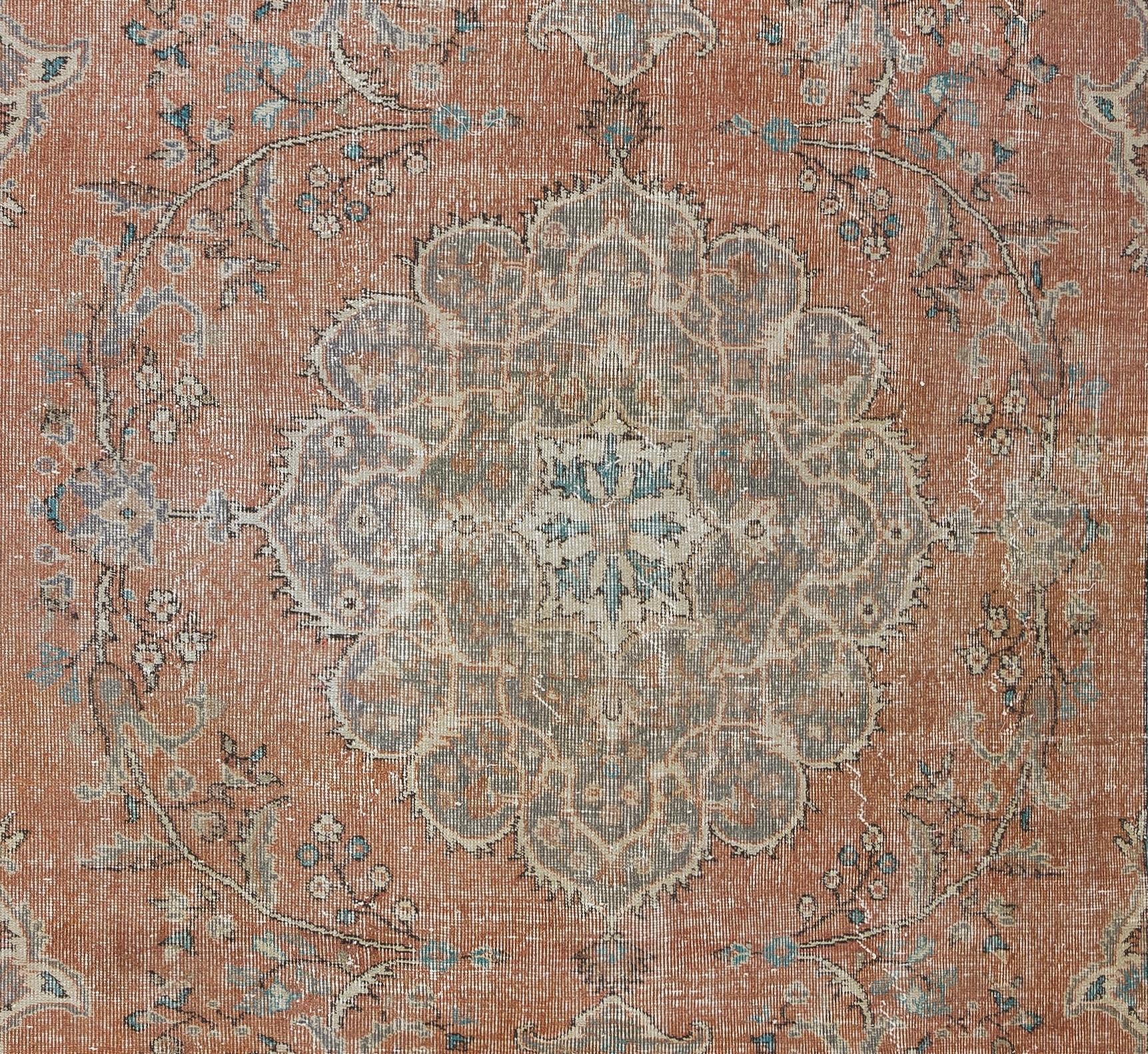 Lana 7.8x10.7 Ft Un esemplare unico di tappeto turco antico annodato a mano di grandi dimensioni, Circa 1950 in vendita