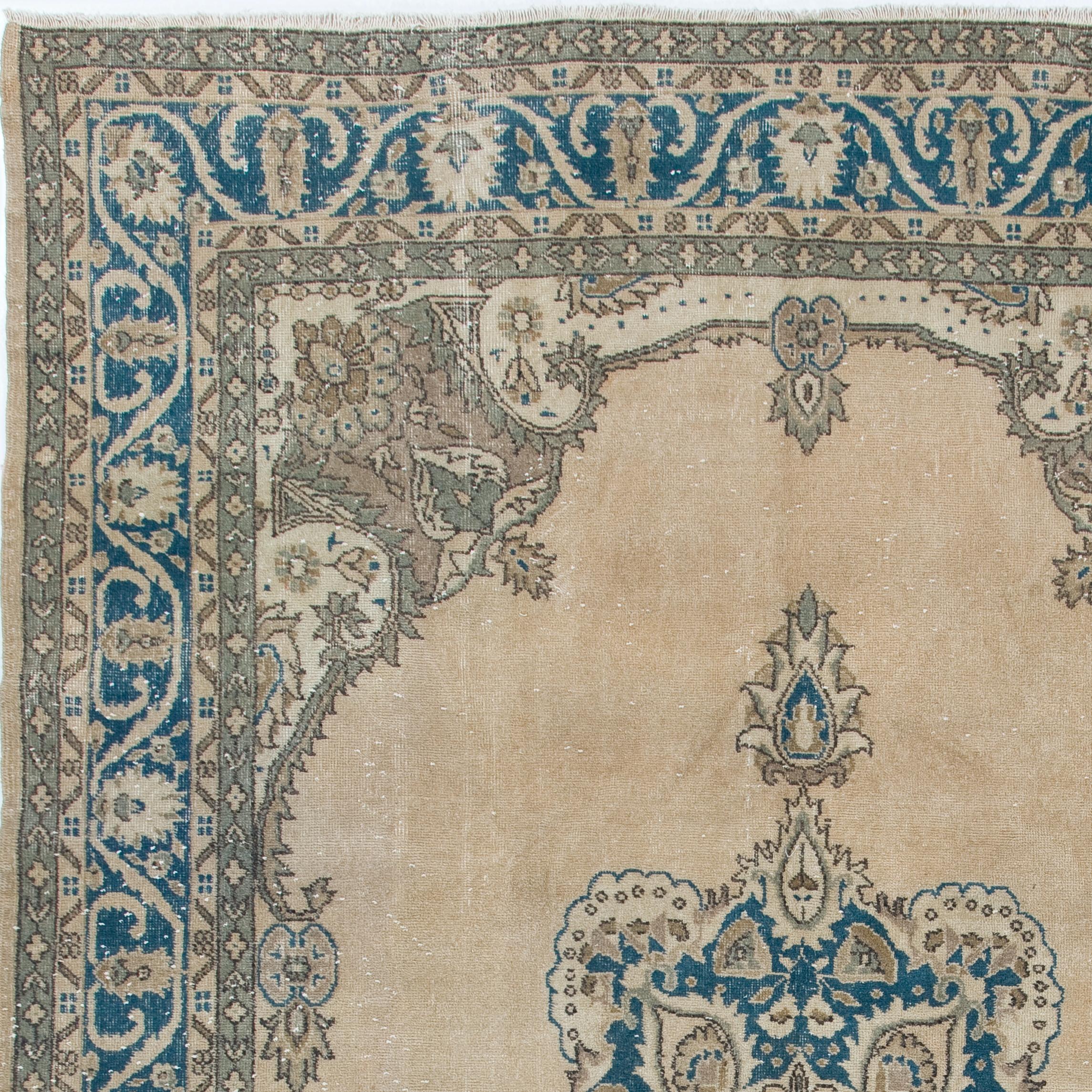 Ein antiker gewaschener türkischer Oushak-Teppich aus den 1950er Jahren. Maße: 7.8x11.4 Ft.
Fein handgeknüpft mit niedrigem Wollflor auf Wollbasis. Es ist schwer und liegt flach auf dem Boden, in gutem Zustand und ohne Probleme. Er wurde