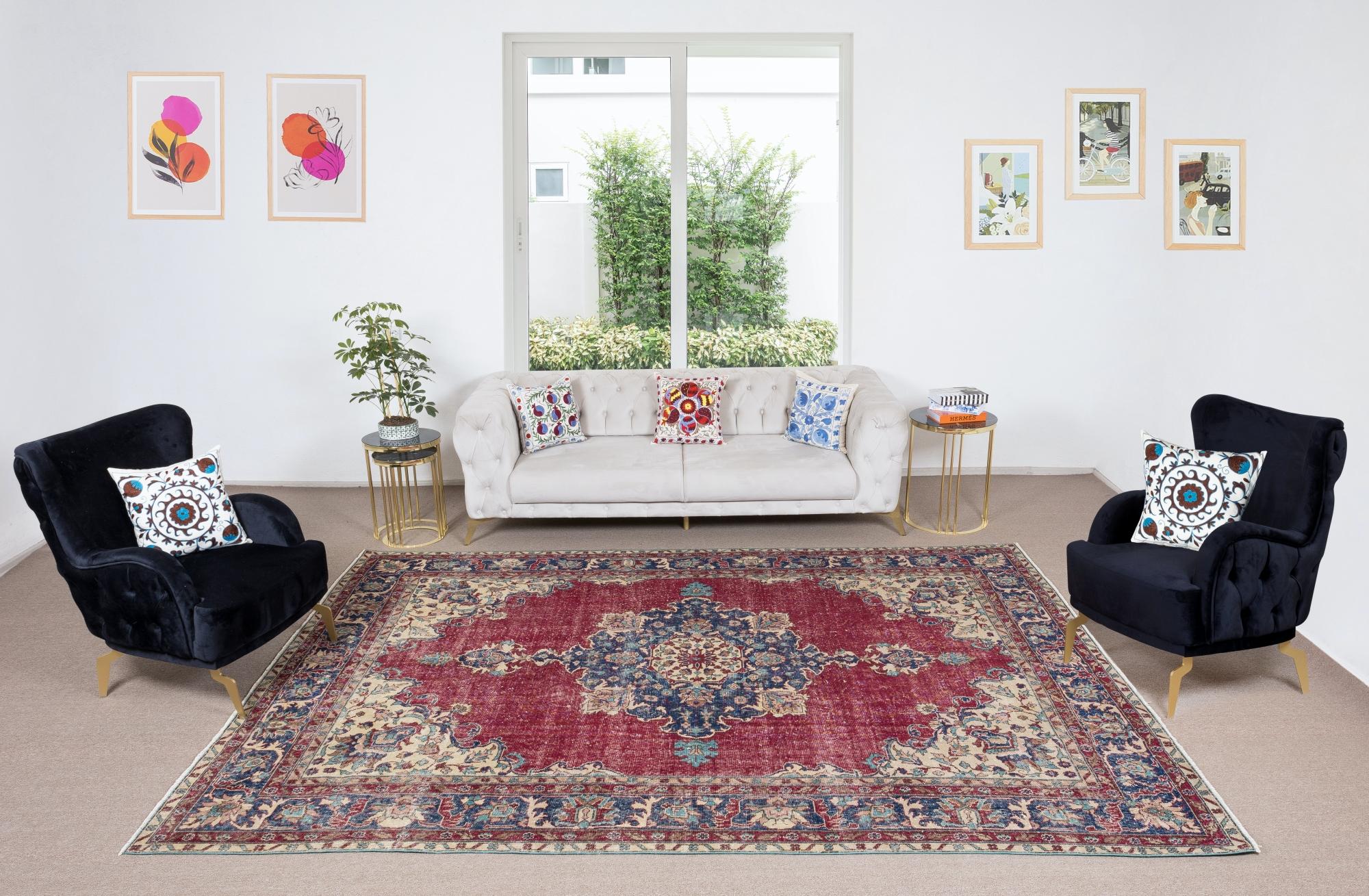 Alfombra vintage de Anatolia Central de los años sesenta, finamente anudada a mano. La alfombra tiene incluso pelo bajo de lana sobre base de algodón. 

Transpórtate a un reino de elegancia atemporal con esta exquisita alfombra de lana turca vintage