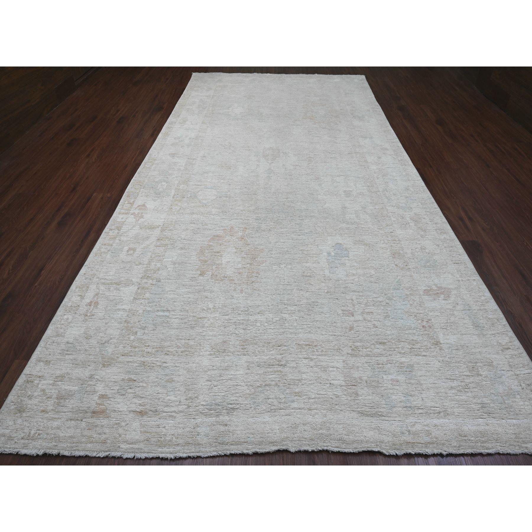 Wolkengrau, Handgeknüpft, Afghanischer Angora Oushak mit verblasstem Blattmuster, Natürliche Farbstoffe, 100% Wolle, Galerieformat, Breiter Läufer, Orientteppich
Primäre MATERIALIEN: Wolle
Latex: Kein Flor 
Höhe: 0,25 Zoll
Stil: