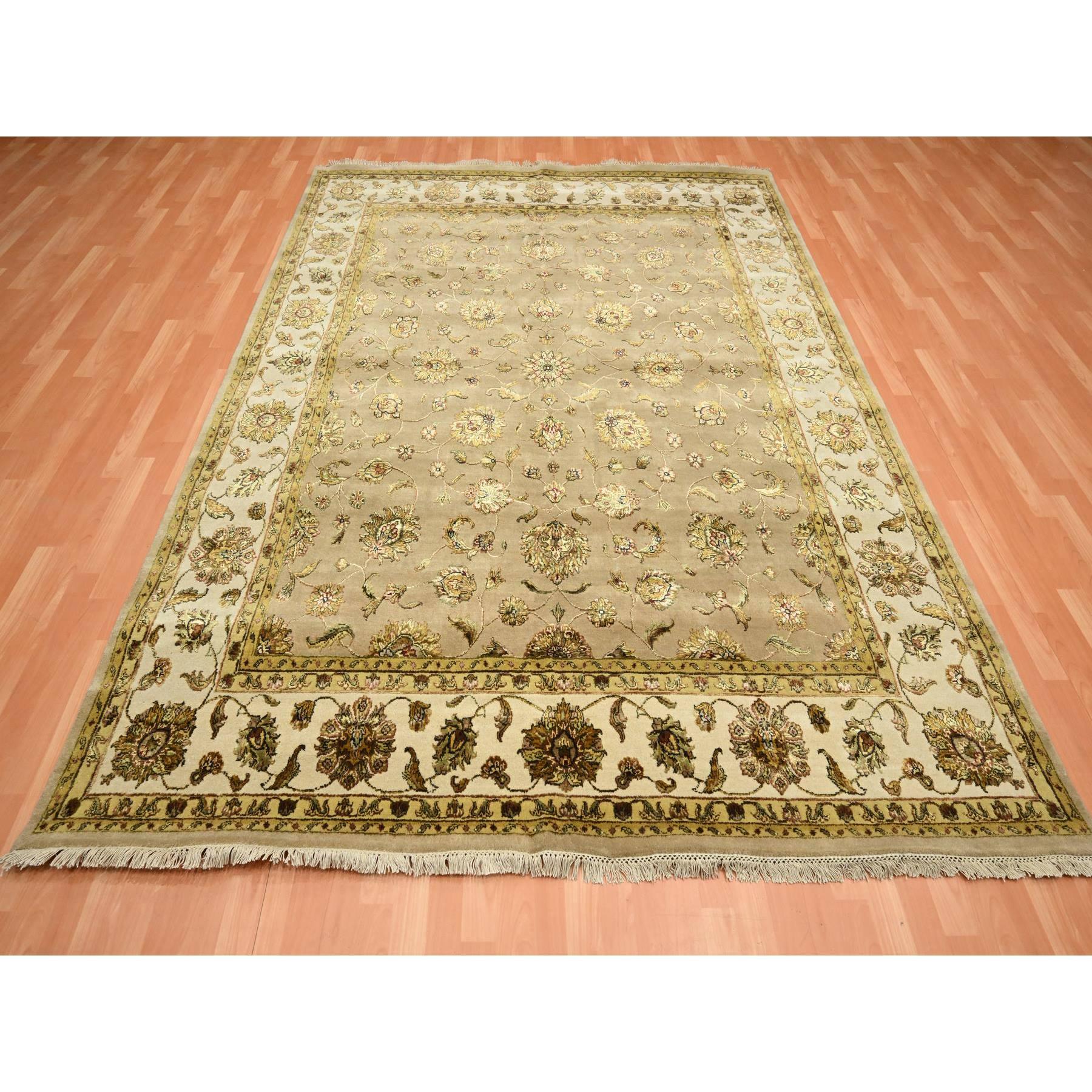 Tortilla Brown, Rajasthan con Design/One di foglie, Lana e Seta annodati a mano, Pile morbido, spesso e soffice, Tappeto Orientale
Materiali primari: Lana e seta
Lattice: No Pile 
altezza: 0,25 pollici
Stile: Tradizionale
Colore primario: