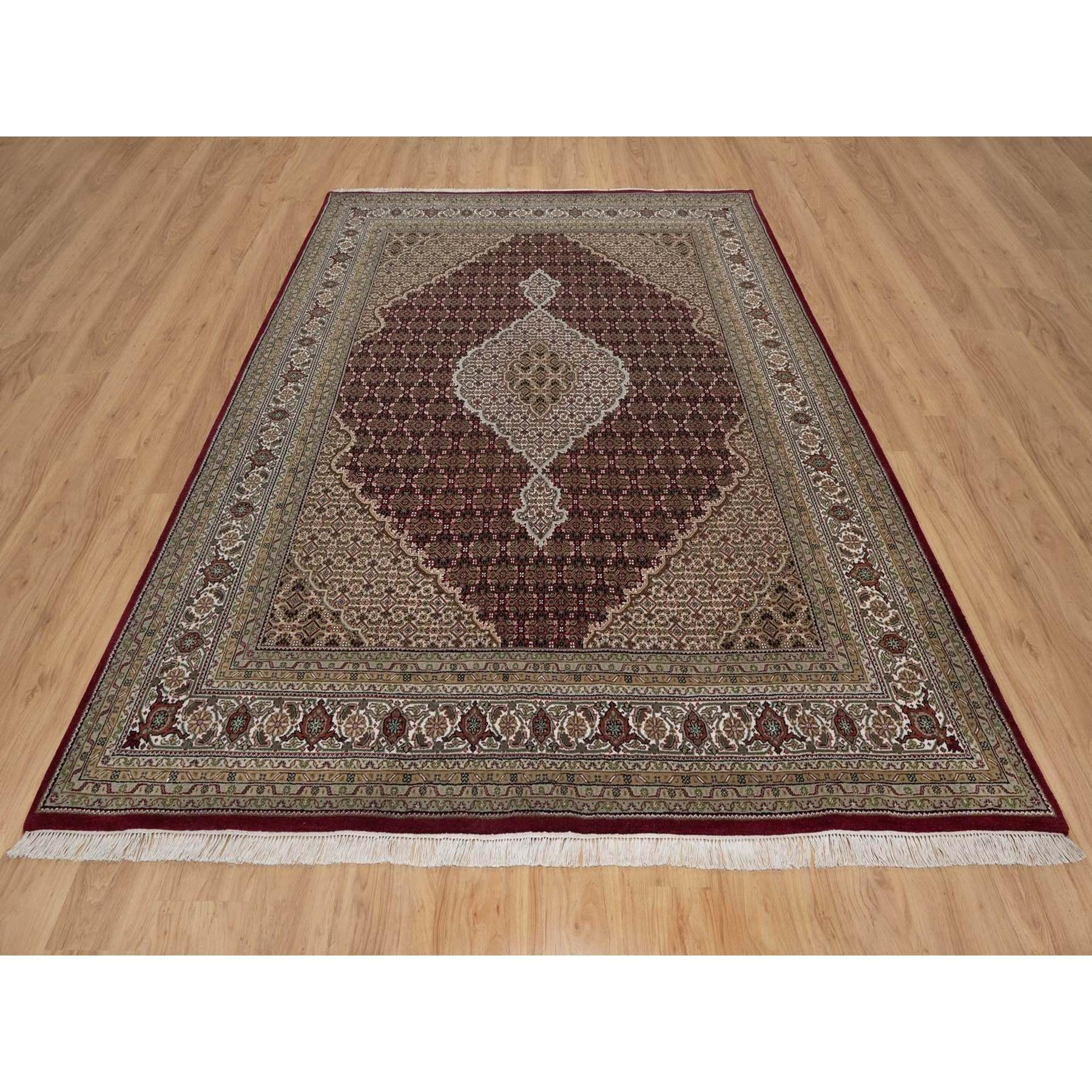 Carmine Red, Tabriz Mahi with Fish Medallion Design, Soft Wool, Hand Knotted, Densely Woven, Oriental Rug
Matières premières : Laine
Latex : Pas de poils 
hauteur : 0,25 pouces
Style : Traditionnel
Couleur primaire : rouge
Couleurs secondaires :