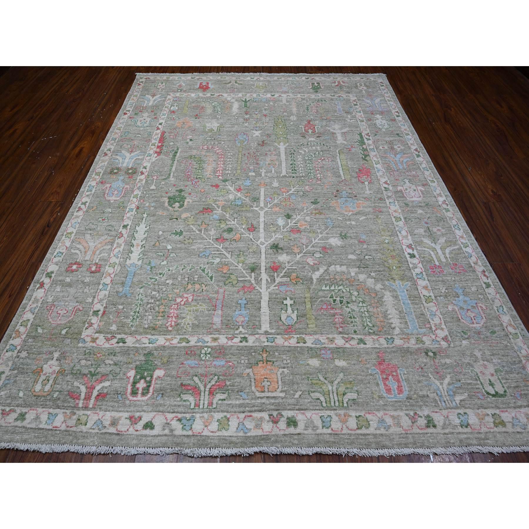 Il s'agit d'un véritable tapis d'Orient Angora Oushak, noué à la main, en pure laine. Il a été noué pendant des mois et des mois selon des techniques de tissage séculaires par des artisans experts.
Matières premières : Laine
Latex : Pas de poils