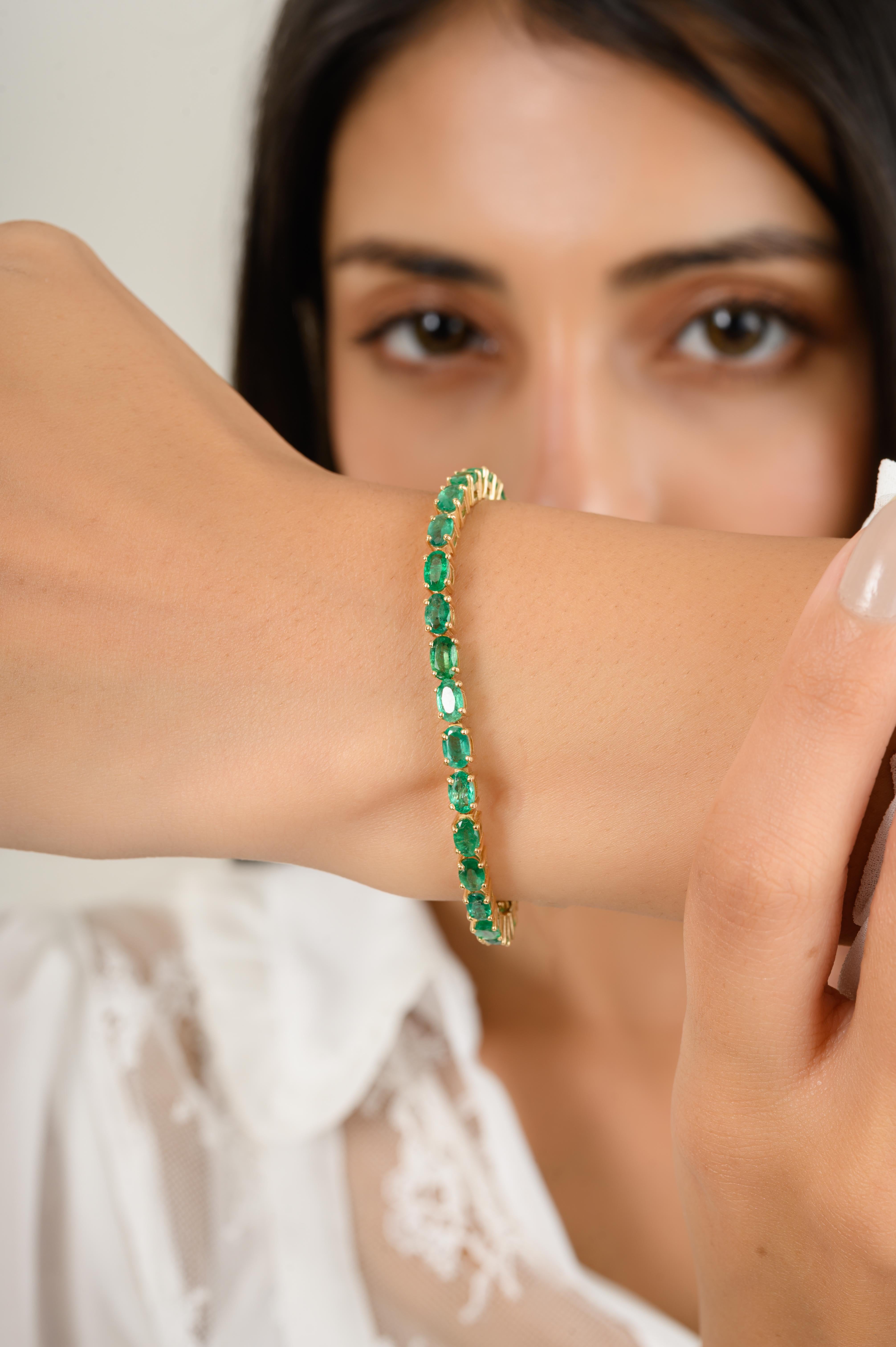 Oval Cut 7.9 Carat Oval Emerald Diamond Tennis Bracelet in Solid 18k Yellow Gold For Sale
